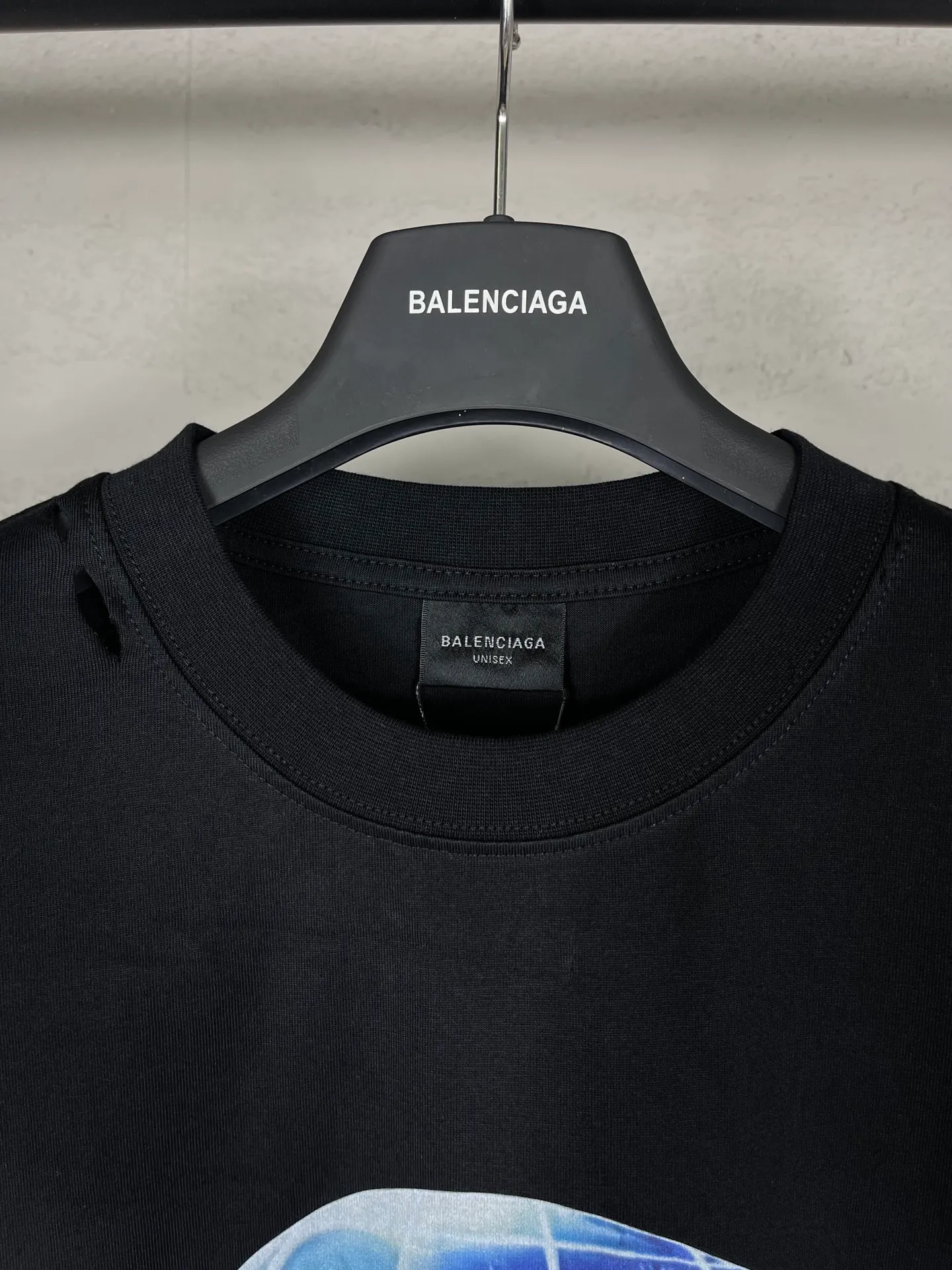 🅿️190 real photos [Top version. Official website quality] BALENCI*GA/Paris. 2024 catwalk style earth pattern direct-injection printing washed distressed short-sleeved T-shirt 2024 new style. Attention‼ ️There is a letter LOGO under the gray pattern. All pattern details are customized with color Y plates. Special market currency. Brick cabinets are synchronized. Genuine products are developed at the first time, and you can print and compare! The fabric is made of Paris ZP custom-woven and dyed cotton double yarn. Weighing 260 grams, the cloth surface is clean. The cloth pattern is clear, soft and comfortable. The threads are dyed with no color difference. The printing uses environmentally friendly imported materials and self-inking direct injection, with clear letters and three-dimensional effect. The entire garment is washed, distressed and worn. The version adopts OS loose shoulder design. Same style for men and women. Code: BL223367 Color: black. Light gray Size: XS to L