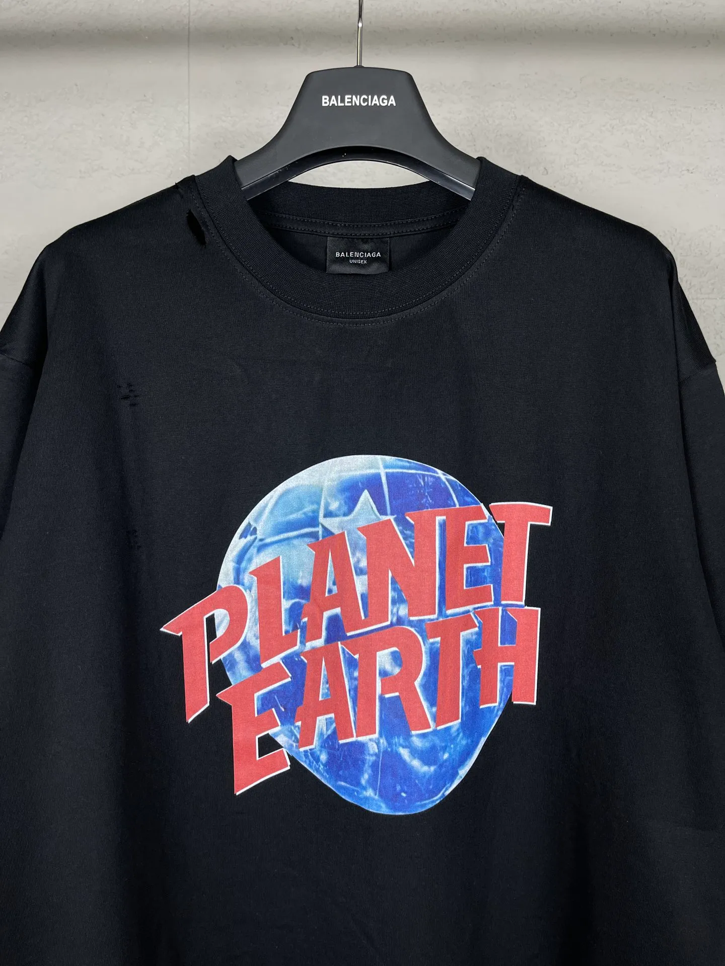 🅿️190 real photos [Top version. Official website quality] BALENCI*GA/Paris. 2024 catwalk style earth pattern direct-injection printing washed distressed short-sleeved T-shirt 2024 new style. Attention‼ ️There is a letter LOGO under the gray pattern. All pattern details are customized with color Y plates. Special market currency. Brick cabinets are synchronized. Genuine products are developed at the first time, and you can print and compare! The fabric is made of Paris ZP custom-woven and dyed cotton double yarn. Weighing 260 grams, the cloth surface is clean. The cloth pattern is clear, soft and comfortable. The threads are dyed with no color difference. The printing uses environmentally friendly imported materials and self-inking direct injection, with clear letters and three-dimensional effect. The entire garment is washed, distressed and worn. The version adopts OS loose shoulder design. Same style for men and women. Code: BL223367 Color: black. Light gray Size: XS to L