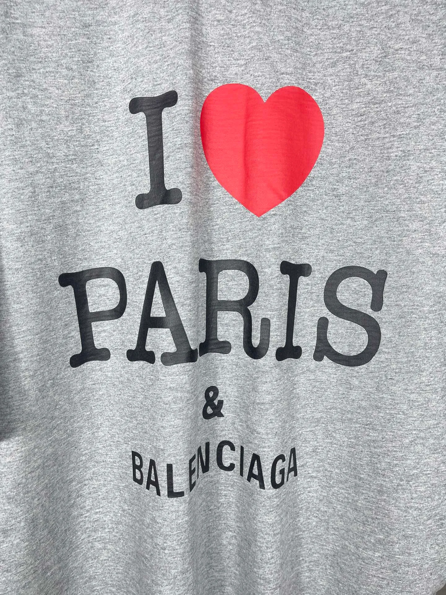 🅿️180 real photos [Top version. Official website quality] BALENCI*GA/Paris.SS24 latest model, front I Love Paris & Balenciaxx art printed short-sleeved T-shirt. Brick cabinet synchronization. Genuine product developed in the first time, happy to print and compare! The fabric is made of Paris ZP custom-woven and dyed cotton double yarn. Weighing 260 grams, the cloth surface is clean. The cloth pattern is clear, soft and comfortable. The threads are dyed with no color difference. The printing uses environmentally friendly imported materials. The letters are clear and the effect is three-dimensional. The version adopts OS loose shoulder design. Same style for men and women. Code: BL223395 Color: off-white, black, floral gray Size: XS S M L