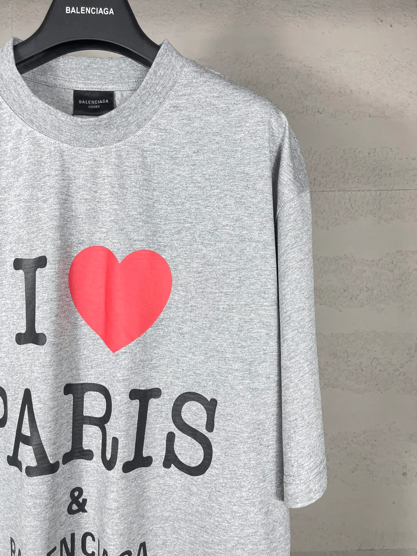 🅿️180 real photos [Top version. Official website quality] BALENCI*GA/Paris.SS24 latest model, front I Love Paris & Balenciaxx art printed short-sleeved T-shirt. Brick cabinet synchronization. Genuine product developed in the first time, happy to print and compare! The fabric is made of Paris ZP custom-woven and dyed cotton double yarn. Weighing 260 grams, the cloth surface is clean. The cloth pattern is clear, soft and comfortable. The threads are dyed with no color difference. The printing uses environmentally friendly imported materials. The letters are clear and the effect is three-dimensional. The version adopts OS loose shoulder design. Same style for men and women. Code: BL223395 Color: off-white, black, floral gray Size: XS S M L