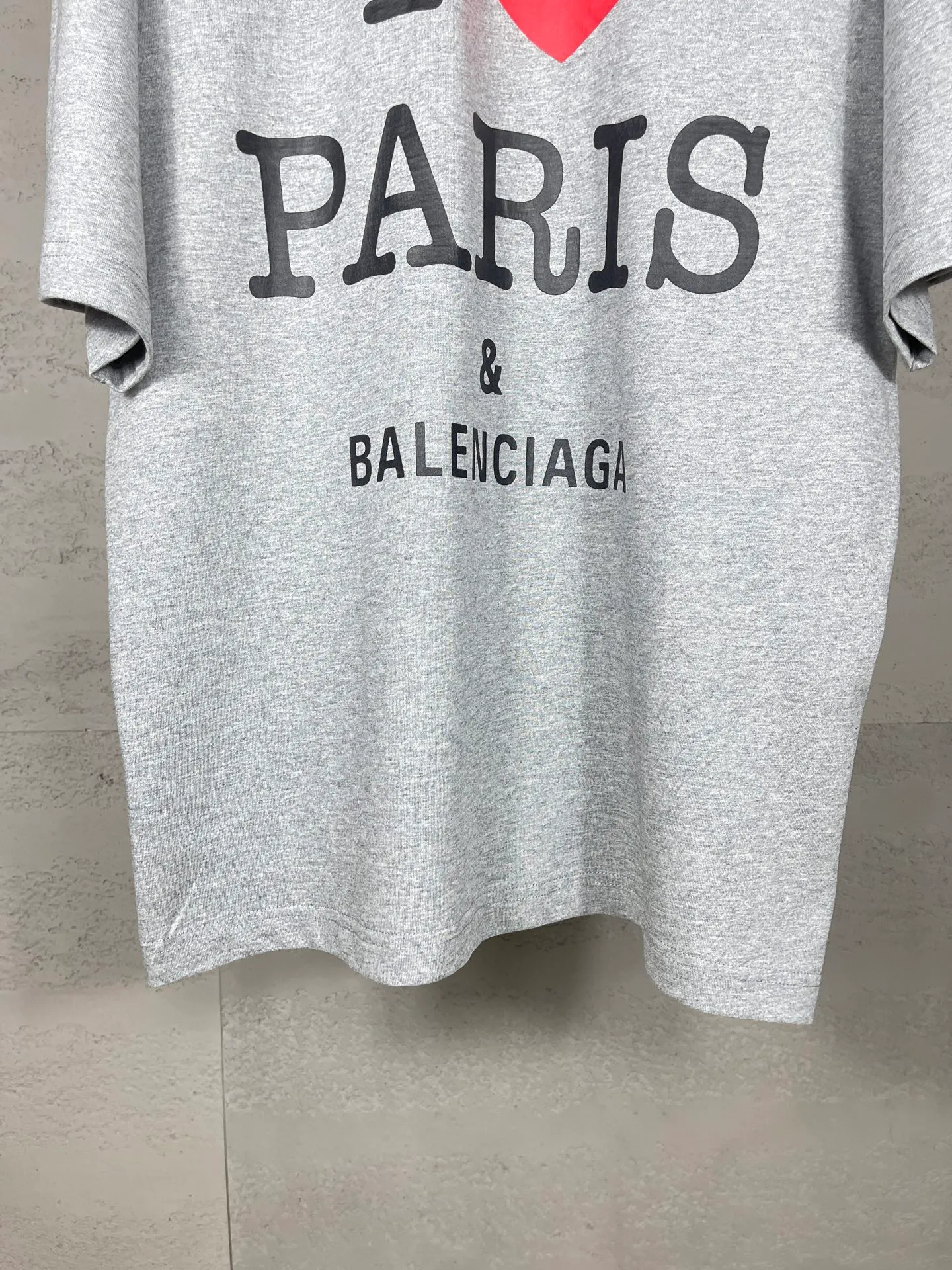 🅿️180 real photos [Top version. Official website quality] BALENCI*GA/Paris.SS24 latest model, front I Love Paris & Balenciaxx art printed short-sleeved T-shirt. Brick cabinet synchronization. Genuine product developed in the first time, happy to print and compare! The fabric is made of Paris ZP custom-woven and dyed cotton double yarn. Weighing 260 grams, the cloth surface is clean. The cloth pattern is clear, soft and comfortable. The threads are dyed with no color difference. The printing uses environmentally friendly imported materials. The letters are clear and the effect is three-dimensional. The version adopts OS loose shoulder design. Same style for men and women. Code: BL223395 Color: off-white, black, floral gray Size: XS S M L