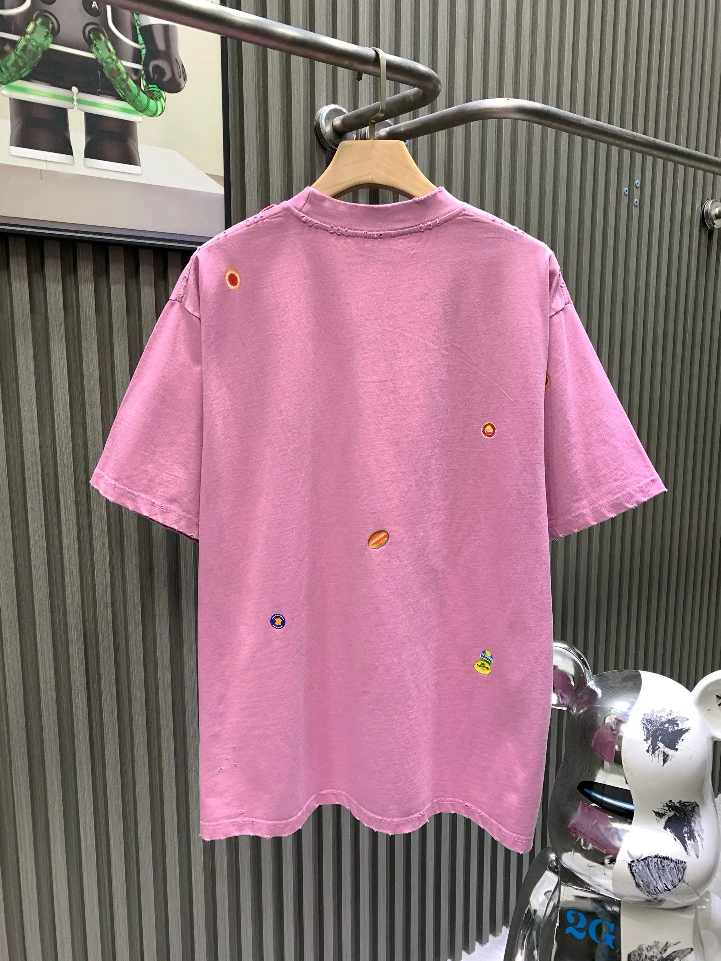 🅿️260 🀄️ Balenciaga Balenciag* 2025 Fruit Logo Printed Short Sleeve Made of 40S fine cotton plain weave 100% pure cotton 280g. The front, back and sleeves are decorated with art prints. High-quality environmentally friendly elastic glue not only has good printing performance and adhesion, but also ensures the clarity and color brightness of the printed pattern. Excellent elasticity and environmental protection performance can form lasting and bright printing effects on various fabrics. Printing technology that uses high-precision plate-making equipment and materials to transfer customized dot patterns to fabrics. Because the distribution of dots is very dense, the printed patterns have extremely high clarity and resolution. The process of using digital printing equipment to directly spray white ink onto the fabric for printing. The ink droplets form dense dots on the fabric to form a complete pattern. The printing effect is brightly colored, the pattern is delicate, and the layering is strong. It is made by frying the yarn after the garment is embroidered. The fabric is dyed and processed by stone grinding. Ready-made garments are constantly immersed in dye and tumbled. The fabric is slightly whitened after being sanded. The color of the original fabric is changed to show a nostalgic color with different shades of light and dark. Classic loose H drop shoulder version. Round collar with smooth ribs. Inner tape at the back neckline to prevent deformation. Elastic inserts are inserted into the internal seams to prevent the shoulder seams from deforming after repeated wear and washing. The cuffs and hem are edged with specially machined double topstitching.