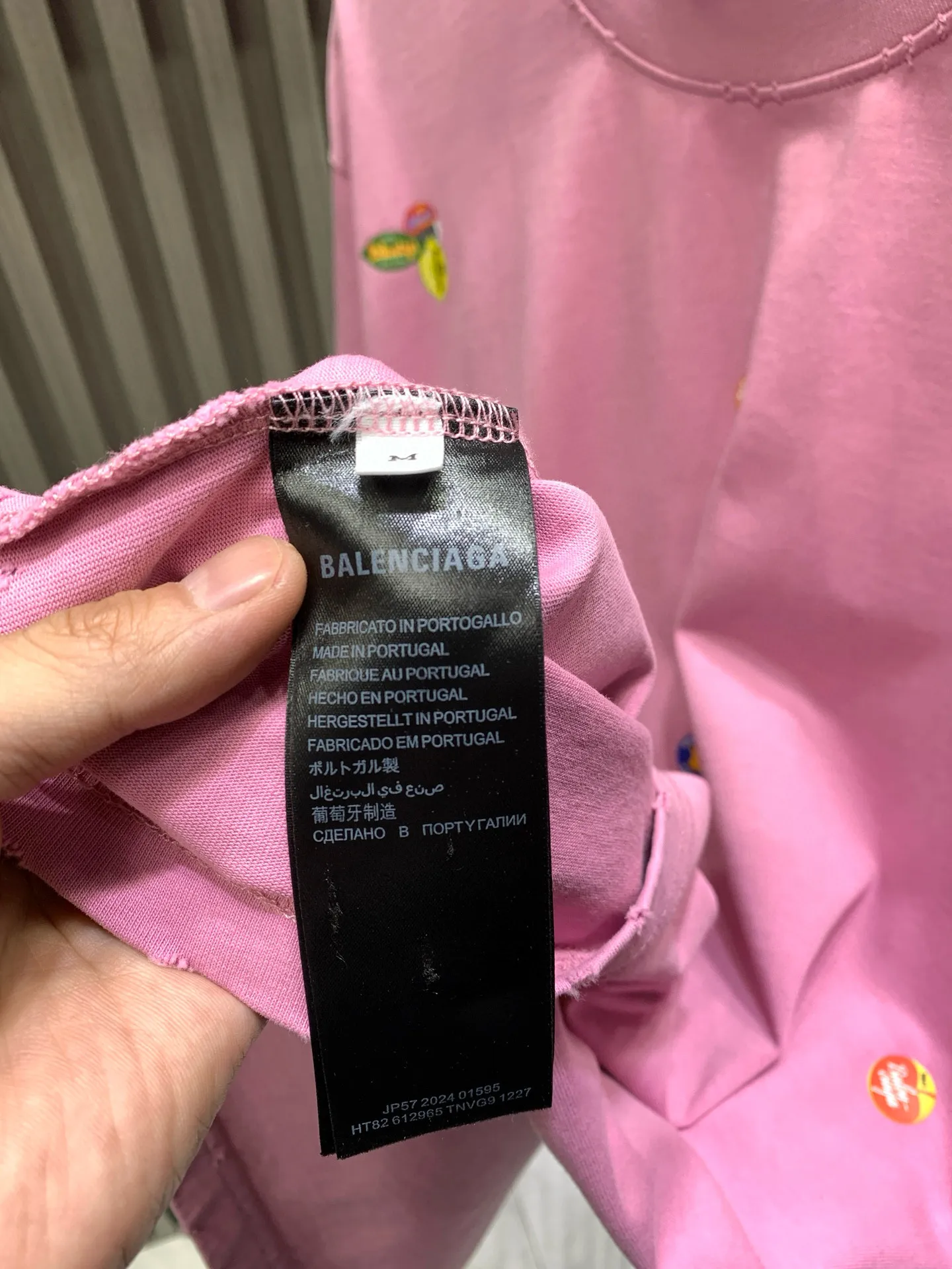 🅿️260 🀄️ Balenciaga Balenciag* 2025 Fruit Logo Printed Short Sleeve Made of 40S fine cotton plain weave 100% pure cotton 280g. The front, back and sleeves are decorated with art prints. High-quality environmentally friendly elastic glue not only has good printing performance and adhesion, but also ensures the clarity and color brightness of the printed pattern. Excellent elasticity and environmental protection performance can form lasting and bright printing effects on various fabrics. Printing technology that uses high-precision plate-making equipment and materials to transfer customized dot patterns to fabrics. Because the distribution of dots is very dense, the printed patterns have extremely high clarity and resolution. The process of using digital printing equipment to directly spray white ink onto the fabric for printing. The ink droplets form dense dots on the fabric to form a complete pattern. The printing effect is brightly colored, the pattern is delicate, and the layering is strong. It is made by frying the yarn after the garment is embroidered. The fabric is dyed and processed by stone grinding. Ready-made garments are constantly immersed in dye and tumbled. The fabric is slightly whitened after being sanded. The color of the original fabric is changed to show a nostalgic color with different shades of light and dark. Classic loose H drop shoulder version. Round collar with smooth ribs. Inner tape at the back neckline to prevent deformation. Elastic inserts are inserted into the internal seams to prevent the shoulder seams from deforming after repeated wear and washing. The cuffs and hem are edged with specially machined double topstitching.