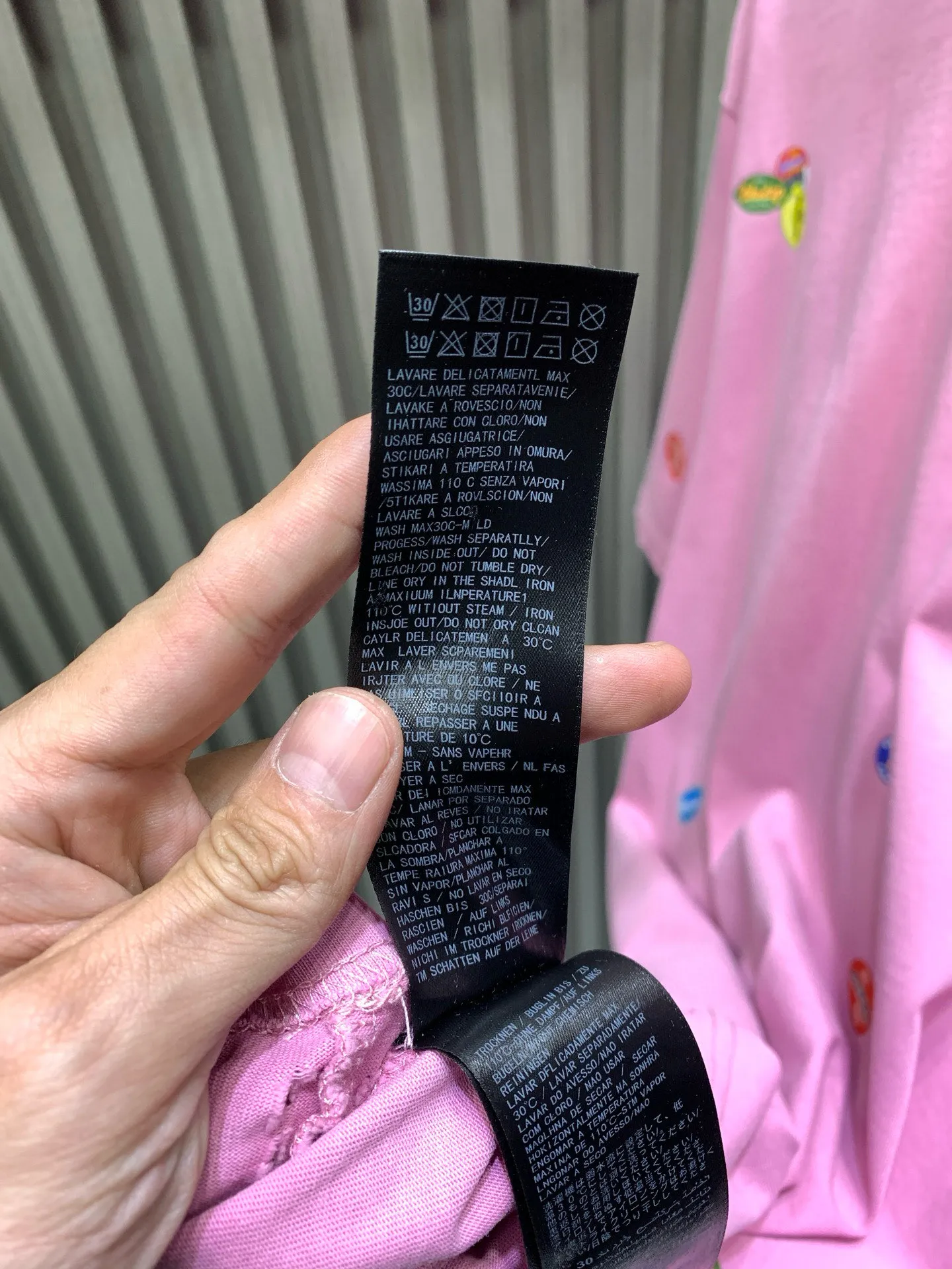 🅿️260 🀄️ Balenciaga Balenciag* 2025 Fruit Logo Printed Short Sleeve Made of 40S fine cotton plain weave 100% pure cotton 280g. The front, back and sleeves are decorated with art prints. High-quality environmentally friendly elastic glue not only has good printing performance and adhesion, but also ensures the clarity and color brightness of the printed pattern. Excellent elasticity and environmental protection performance can form lasting and bright printing effects on various fabrics. Printing technology that uses high-precision plate-making equipment and materials to transfer customized dot patterns to fabrics. Because the distribution of dots is very dense, the printed patterns have extremely high clarity and resolution. The process of using digital printing equipment to directly spray white ink onto the fabric for printing. The ink droplets form dense dots on the fabric to form a complete pattern. The printing effect is brightly colored, the pattern is delicate, and the layering is strong. It is made by frying the yarn after the garment is embroidered. The fabric is dyed and processed by stone grinding. Ready-made garments are constantly immersed in dye and tumbled. The fabric is slightly whitened after being sanded. The color of the original fabric is changed to show a nostalgic color with different shades of light and dark. Classic loose H drop shoulder version. Round collar with smooth ribs. Inner tape at the back neckline to prevent deformation. Elastic inserts are inserted into the internal seams to prevent the shoulder seams from deforming after repeated wear and washing. The cuffs and hem are edged with specially machined double topstitching.