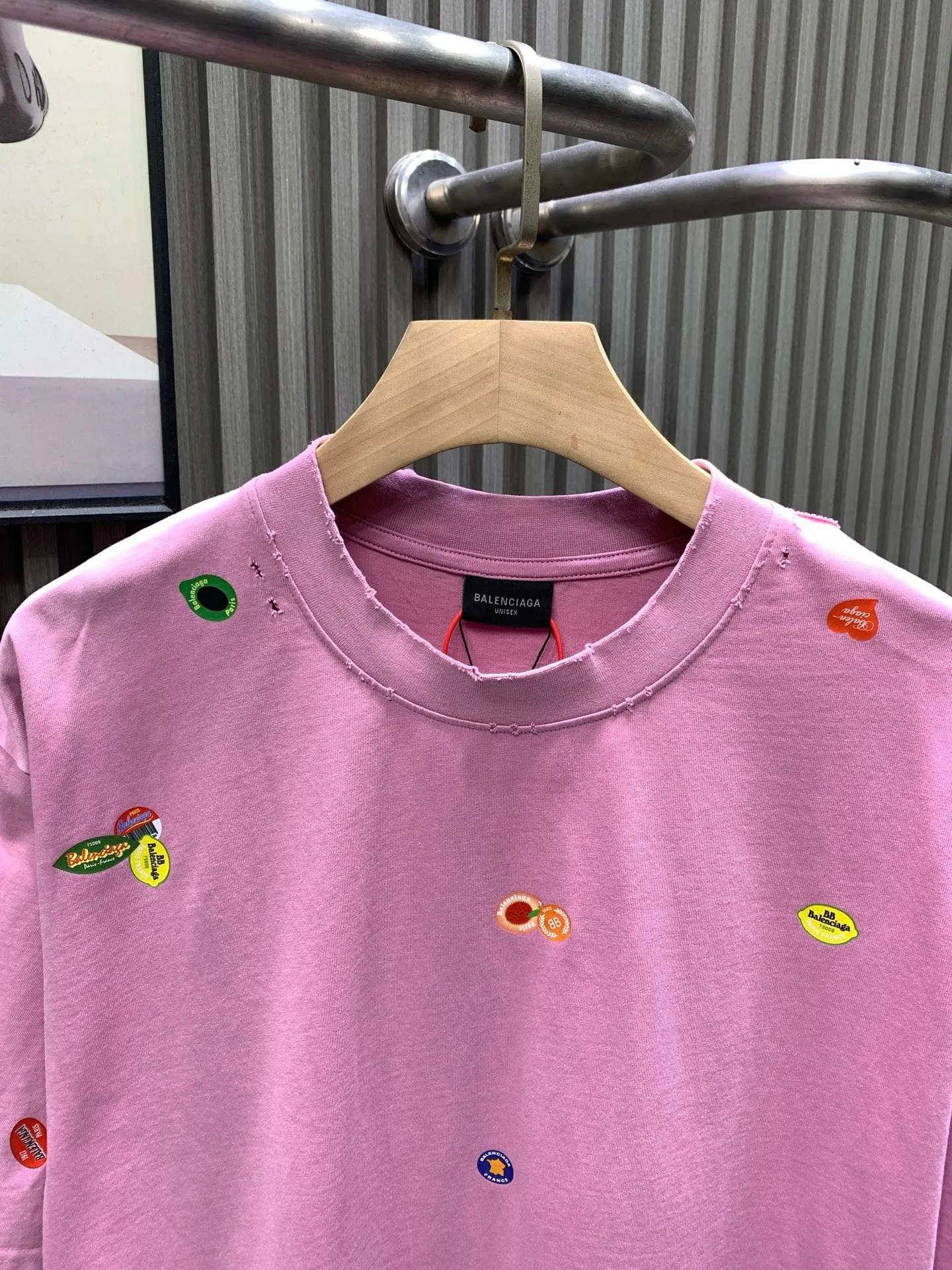 🅿️260 🀄️ Balenciaga Balenciag* 2025 Fruit Logo Printed Short Sleeve Made of 40S fine cotton plain weave 100% pure cotton 280g. The front, back and sleeves are decorated with art prints. High-quality environmentally friendly elastic glue not only has good printing performance and adhesion, but also ensures the clarity and color brightness of the printed pattern. Excellent elasticity and environmental protection performance can form lasting and bright printing effects on various fabrics. Printing technology that uses high-precision plate-making equipment and materials to transfer customized dot patterns to fabrics. Because the distribution of dots is very dense, the printed patterns have extremely high clarity and resolution. The process of using digital printing equipment to directly spray white ink onto the fabric for printing. The ink droplets form dense dots on the fabric to form a complete pattern. The printing effect is brightly colored, the pattern is delicate, and the layering is strong. It is made by frying the yarn after the garment is embroidered. The fabric is dyed and processed by stone grinding. Ready-made garments are constantly immersed in dye and tumbled. The fabric is slightly whitened after being sanded. The color of the original fabric is changed to show a nostalgic color with different shades of light and dark. Classic loose H drop shoulder version. Round collar with smooth ribs. Inner tape at the back neckline to prevent deformation. Elastic inserts are inserted into the internal seams to prevent the shoulder seams from deforming after repeated wear and washing. The cuffs and hem are edged with specially machined double topstitching.