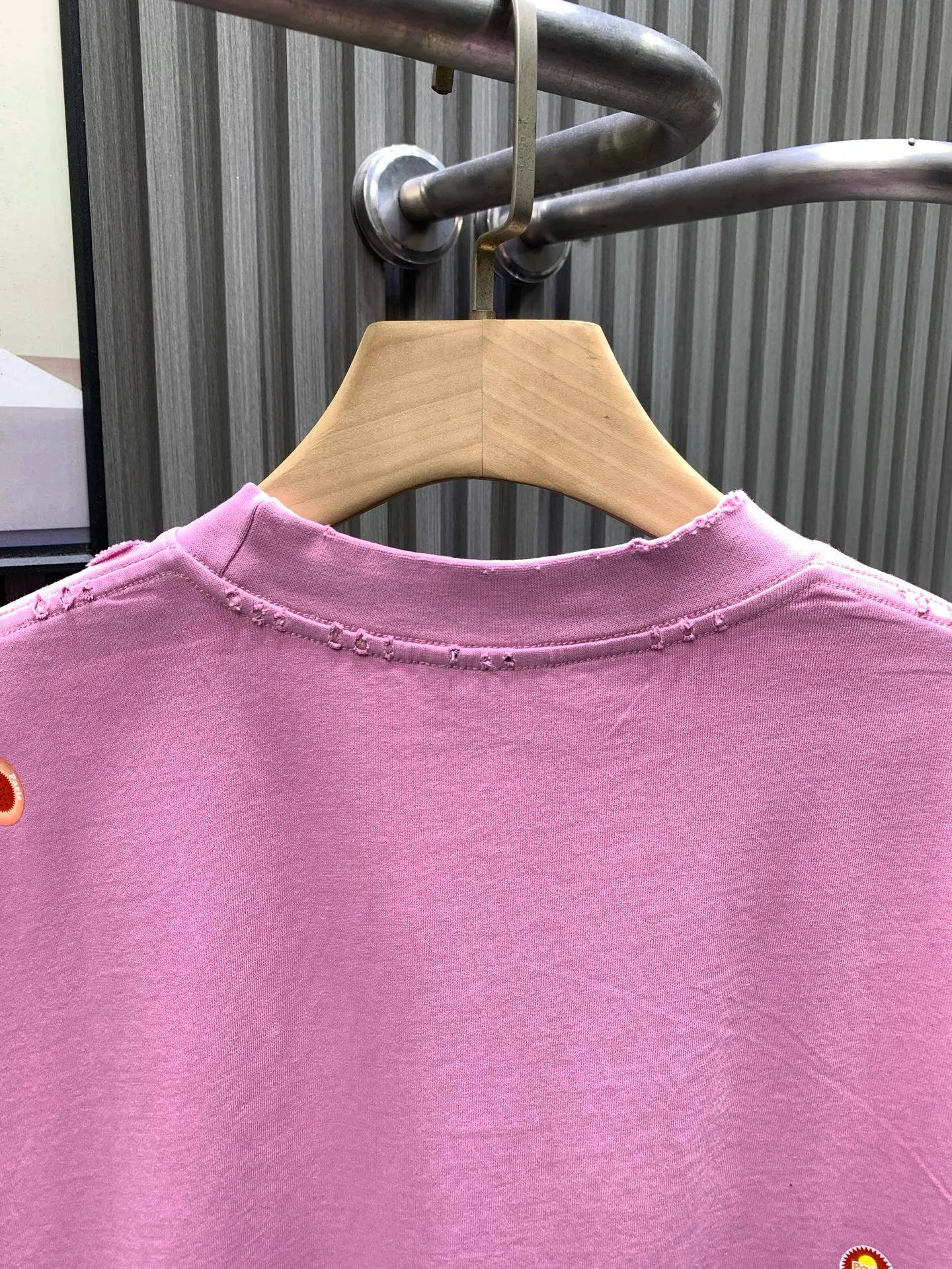 🅿️260 🀄️ Balenciaga Balenciag* 2025 Fruit Logo Printed Short Sleeve Made of 40S fine cotton plain weave 100% pure cotton 280g. The front, back and sleeves are decorated with art prints. High-quality environmentally friendly elastic glue not only has good printing performance and adhesion, but also ensures the clarity and color brightness of the printed pattern. Excellent elasticity and environmental protection performance can form lasting and bright printing effects on various fabrics. Printing technology that uses high-precision plate-making equipment and materials to transfer customized dot patterns to fabrics. Because the distribution of dots is very dense, the printed patterns have extremely high clarity and resolution. The process of using digital printing equipment to directly spray white ink onto the fabric for printing. The ink droplets form dense dots on the fabric to form a complete pattern. The printing effect is brightly colored, the pattern is delicate, and the layering is strong. It is made by frying the yarn after the garment is embroidered. The fabric is dyed and processed by stone grinding. Ready-made garments are constantly immersed in dye and tumbled. The fabric is slightly whitened after being sanded. The color of the original fabric is changed to show a nostalgic color with different shades of light and dark. Classic loose H drop shoulder version. Round collar with smooth ribs. Inner tape at the back neckline to prevent deformation. Elastic inserts are inserted into the internal seams to prevent the shoulder seams from deforming after repeated wear and washing. The cuffs and hem are edged with specially machined double topstitching.