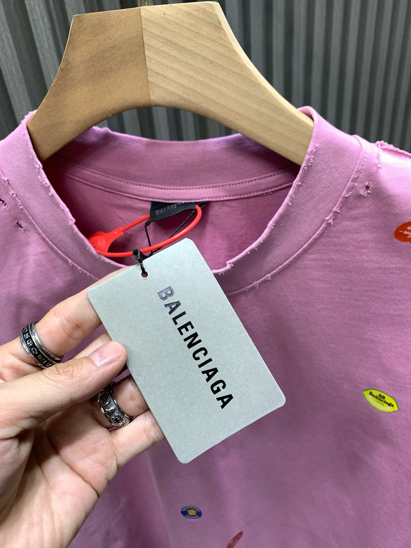 🅿️260 🀄️ Balenciaga Balenciag* 2025 Fruit Logo Printed Short Sleeve Made of 40S fine cotton plain weave 100% pure cotton 280g. The front, back and sleeves are decorated with art prints. High-quality environmentally friendly elastic glue not only has good printing performance and adhesion, but also ensures the clarity and color brightness of the printed pattern. Excellent elasticity and environmental protection performance can form lasting and bright printing effects on various fabrics. Printing technology that uses high-precision plate-making equipment and materials to transfer customized dot patterns to fabrics. Because the distribution of dots is very dense, the printed patterns have extremely high clarity and resolution. The process of using digital printing equipment to directly spray white ink onto the fabric for printing. The ink droplets form dense dots on the fabric to form a complete pattern. The printing effect is brightly colored, the pattern is delicate, and the layering is strong. It is made by frying the yarn after the garment is embroidered. The fabric is dyed and processed by stone grinding. Ready-made garments are constantly immersed in dye and tumbled. The fabric is slightly whitened after being sanded. The color of the original fabric is changed to show a nostalgic color with different shades of light and dark. Classic loose H drop shoulder version. Round collar with smooth ribs. Inner tape at the back neckline to prevent deformation. Elastic inserts are inserted into the internal seams to prevent the shoulder seams from deforming after repeated wear and washing. The cuffs and hem are edged with specially machined double topstitching.
