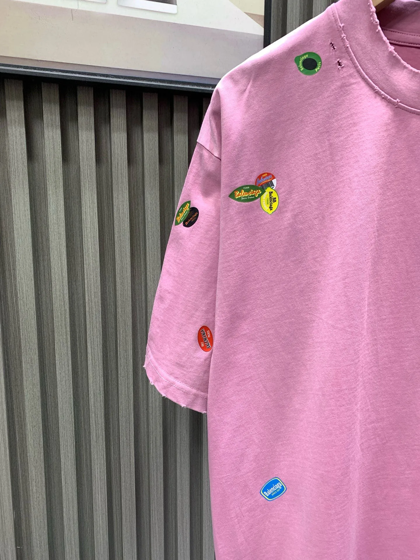 🅿️260 🀄️ Balenciaga Balenciag* 2025 Fruit Logo Printed Short Sleeve Made of 40S fine cotton plain weave 100% pure cotton 280g. The front, back and sleeves are decorated with art prints. High-quality environmentally friendly elastic glue not only has good printing performance and adhesion, but also ensures the clarity and color brightness of the printed pattern. Excellent elasticity and environmental protection performance can form lasting and bright printing effects on various fabrics. Printing technology that uses high-precision plate-making equipment and materials to transfer customized dot patterns to fabrics. Because the distribution of dots is very dense, the printed patterns have extremely high clarity and resolution. The process of using digital printing equipment to directly spray white ink onto the fabric for printing. The ink droplets form dense dots on the fabric to form a complete pattern. The printing effect is brightly colored, the pattern is delicate, and the layering is strong. It is made by frying the yarn after the garment is embroidered. The fabric is dyed and processed by stone grinding. Ready-made garments are constantly immersed in dye and tumbled. The fabric is slightly whitened after being sanded. The color of the original fabric is changed to show a nostalgic color with different shades of light and dark. Classic loose H drop shoulder version. Round collar with smooth ribs. Inner tape at the back neckline to prevent deformation. Elastic inserts are inserted into the internal seams to prevent the shoulder seams from deforming after repeated wear and washing. The cuffs and hem are edged with specially machined double topstitching.