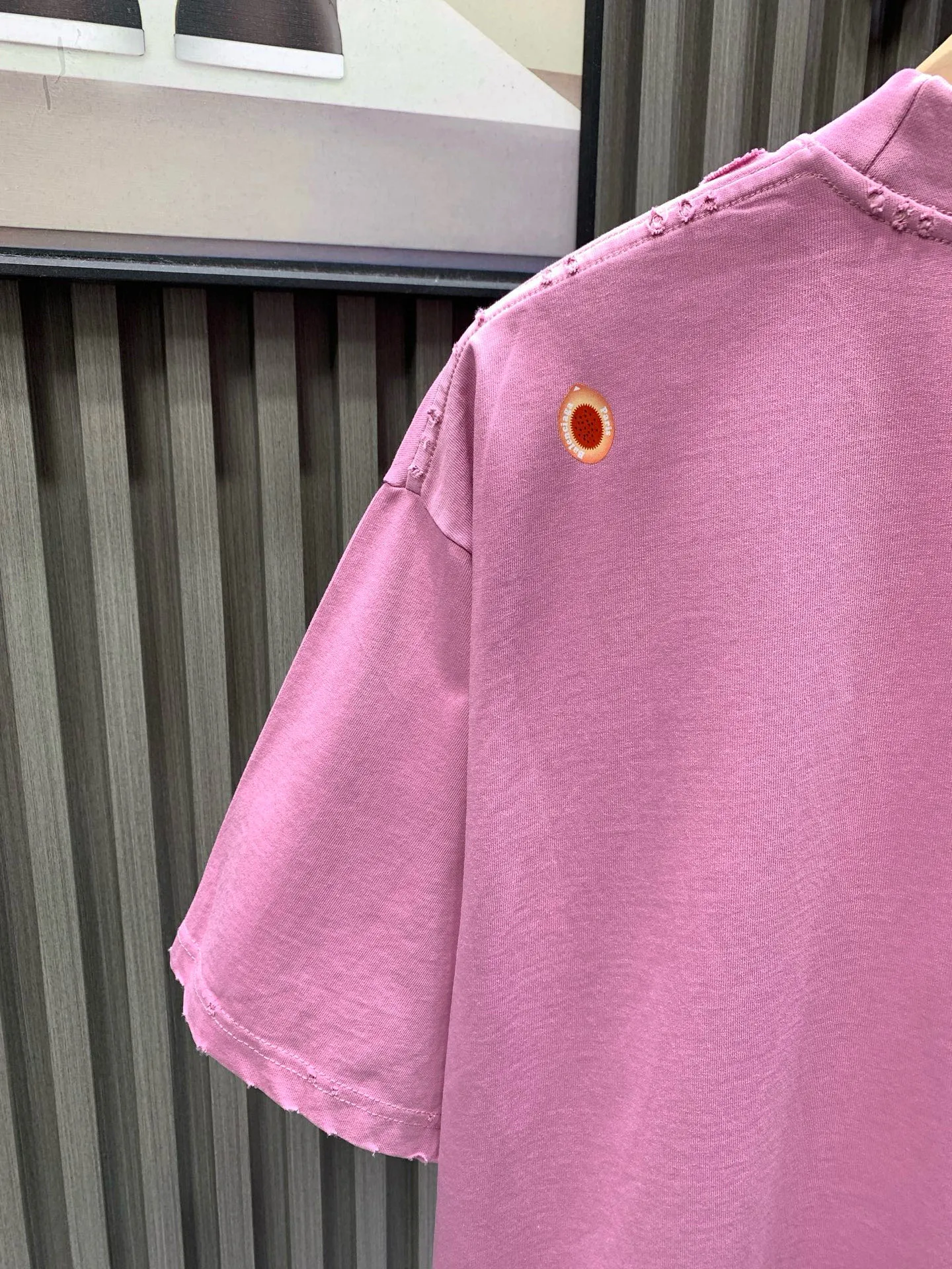 🅿️260 🀄️ Balenciaga Balenciag* 2025 Fruit Logo Printed Short Sleeve Made of 40S fine cotton plain weave 100% pure cotton 280g. The front, back and sleeves are decorated with art prints. High-quality environmentally friendly elastic glue not only has good printing performance and adhesion, but also ensures the clarity and color brightness of the printed pattern. Excellent elasticity and environmental protection performance can form lasting and bright printing effects on various fabrics. Printing technology that uses high-precision plate-making equipment and materials to transfer customized dot patterns to fabrics. Because the distribution of dots is very dense, the printed patterns have extremely high clarity and resolution. The process of using digital printing equipment to directly spray white ink onto the fabric for printing. The ink droplets form dense dots on the fabric to form a complete pattern. The printing effect is brightly colored, the pattern is delicate, and the layering is strong. It is made by frying the yarn after the garment is embroidered. The fabric is dyed and processed by stone grinding. Ready-made garments are constantly immersed in dye and tumbled. The fabric is slightly whitened after being sanded. The color of the original fabric is changed to show a nostalgic color with different shades of light and dark. Classic loose H drop shoulder version. Round collar with smooth ribs. Inner tape at the back neckline to prevent deformation. Elastic inserts are inserted into the internal seams to prevent the shoulder seams from deforming after repeated wear and washing. The cuffs and hem are edged with specially machined double topstitching.