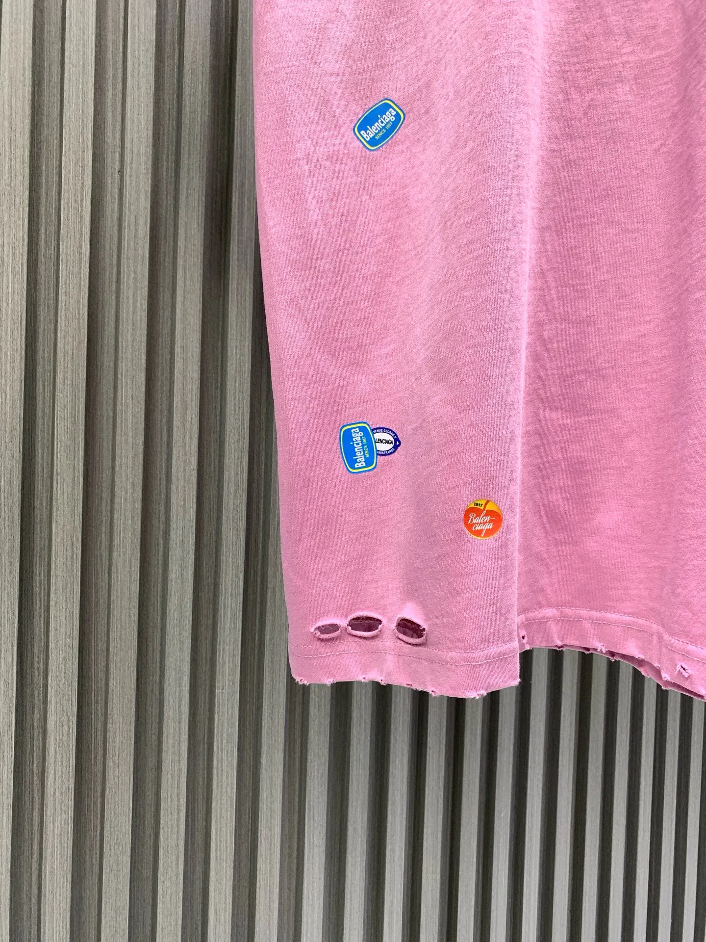 🅿️260 🀄️ Balenciaga Balenciag* 2025 Fruit Logo Printed Short Sleeve Made of 40S fine cotton plain weave 100% pure cotton 280g. The front, back and sleeves are decorated with art prints. High-quality environmentally friendly elastic glue not only has good printing performance and adhesion, but also ensures the clarity and color brightness of the printed pattern. Excellent elasticity and environmental protection performance can form lasting and bright printing effects on various fabrics. Printing technology that uses high-precision plate-making equipment and materials to transfer customized dot patterns to fabrics. Because the distribution of dots is very dense, the printed patterns have extremely high clarity and resolution. The process of using digital printing equipment to directly spray white ink onto the fabric for printing. The ink droplets form dense dots on the fabric to form a complete pattern. The printing effect is brightly colored, the pattern is delicate, and the layering is strong. It is made by frying the yarn after the garment is embroidered. The fabric is dyed and processed by stone grinding. Ready-made garments are constantly immersed in dye and tumbled. The fabric is slightly whitened after being sanded. The color of the original fabric is changed to show a nostalgic color with different shades of light and dark. Classic loose H drop shoulder version. Round collar with smooth ribs. Inner tape at the back neckline to prevent deformation. Elastic inserts are inserted into the internal seams to prevent the shoulder seams from deforming after repeated wear and washing. The cuffs and hem are edged with specially machined double topstitching.