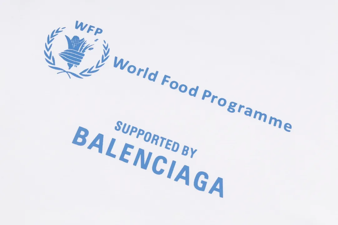 🅿️170 Detailed picture [Top version. Official website quality] BALENCIAGA/Balenciaga WFP4044 World Food Agency charity limited edition #short-sleeved T-shirt. The fabric is made of Paris ZP custom-woven and dyed cotton double yarn. Weighing 260 grams, the cloth surface is clean. The cloth pattern is clear, soft and comfortable. The ribbing is dyed with no color difference. The classic pattern printing uses environmentally friendly imported glue and precision stencils. The letters are clear. No burrs. The three-dimensional effect is strong. The version adopts the OS loose shoulder version. The same style for men and women. Coding: BL223030 Color: white, black, coffee Size: XS S M L