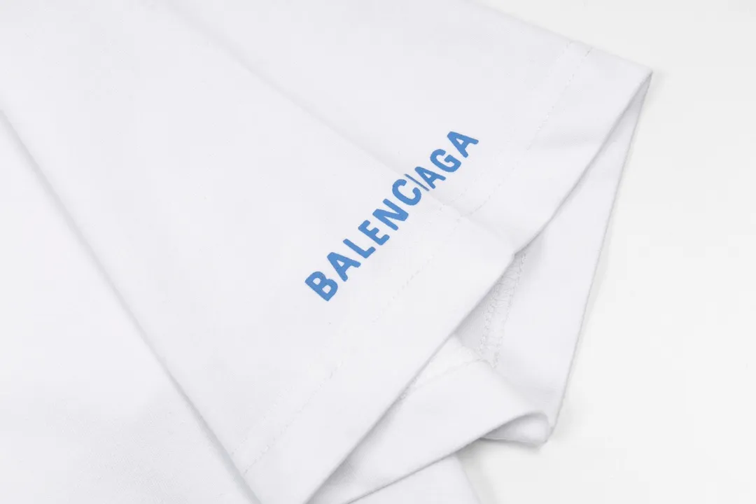 🅿️170 Detailed picture [Top version. Official website quality] BALENCIAGA/Balenciaga WFP4044 World Food Agency charity limited edition #short-sleeved T-shirt. The fabric is made of Paris ZP custom-woven and dyed cotton double yarn. Weighing 260 grams, the cloth surface is clean. The cloth pattern is clear, soft and comfortable. The ribbing is dyed with no color difference. The classic pattern printing uses environmentally friendly imported glue and precision stencils. The letters are clear. No burrs. The three-dimensional effect is strong. The version adopts the OS loose shoulder version. The same style for men and women. Coding: BL223030 Color: white, black, coffee Size: XS S M L