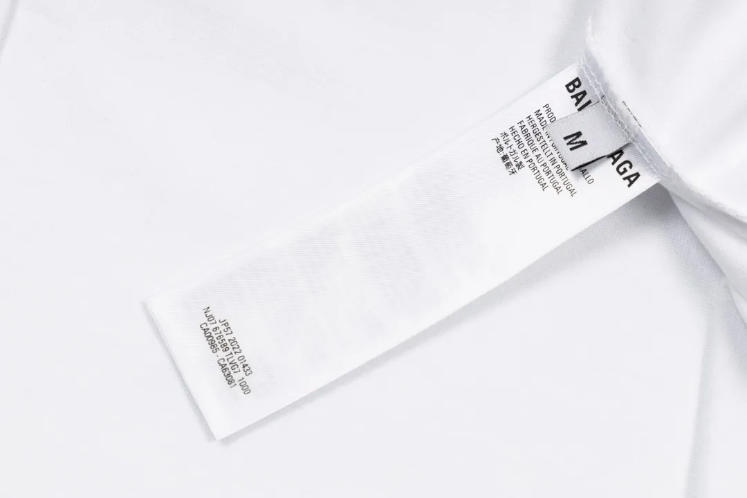 🅿️170 Detailed picture [Top version. Official website quality] BALENCIAGA/Balenciaga WFP4044 World Food Agency charity limited edition #short-sleeved T-shirt. The fabric is made of Paris ZP custom-woven and dyed cotton double yarn. Weighing 260 grams, the cloth surface is clean. The cloth pattern is clear, soft and comfortable. The ribbing is dyed with no color difference. The classic pattern printing uses environmentally friendly imported glue and precision stencils. The letters are clear. No burrs. The three-dimensional effect is strong. The version adopts the OS loose shoulder version. The same style for men and women. Coding: BL223030 Color: white, black, coffee Size: XS S M L