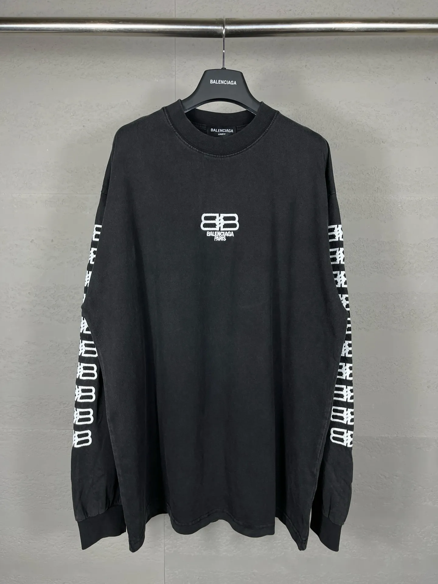 🅿️210 Real photos [Top version. Official website quality] BALENCI*GA/Paris. BB embroidery washed and distressed long-sleeved T-shirt. Brick cabinet synchronization. The fabric is made of Paris ZP custom-woven and dyed cotton double yarn compact cotton. The weight is 260 grams, the cloth surface is clean. The cloth pattern is clear, soft and comfortable. The threads are dyed with no color difference. The classic patterns are embroidered using imported embroidery machines. The effect is three-dimensional. Restored brick cabinets. Ready-made garments washed and distressed. Different market currency. Welcome to compare. The version adopts OS loose shoulder version. Same style for men and women. Code: BL225023 Color: Washed Black Size: XS S M L