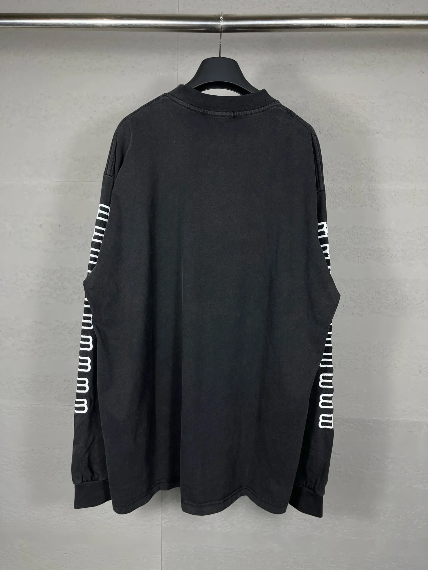 🅿️210 Real photos [Top version. Official website quality] BALENCI*GA/Paris. BB embroidery washed and distressed long-sleeved T-shirt. Brick cabinet synchronization. The fabric is made of Paris ZP custom-woven and dyed cotton double yarn compact cotton. The weight is 260 grams, the cloth surface is clean. The cloth pattern is clear, soft and comfortable. The threads are dyed with no color difference. The classic patterns are embroidered using imported embroidery machines. The effect is three-dimensional. Restored brick cabinets. Ready-made garments washed and distressed. Different market currency. Welcome to compare. The version adopts OS loose shoulder version. Same style for men and women. Code: BL225023 Color: Washed Black Size: XS S M L