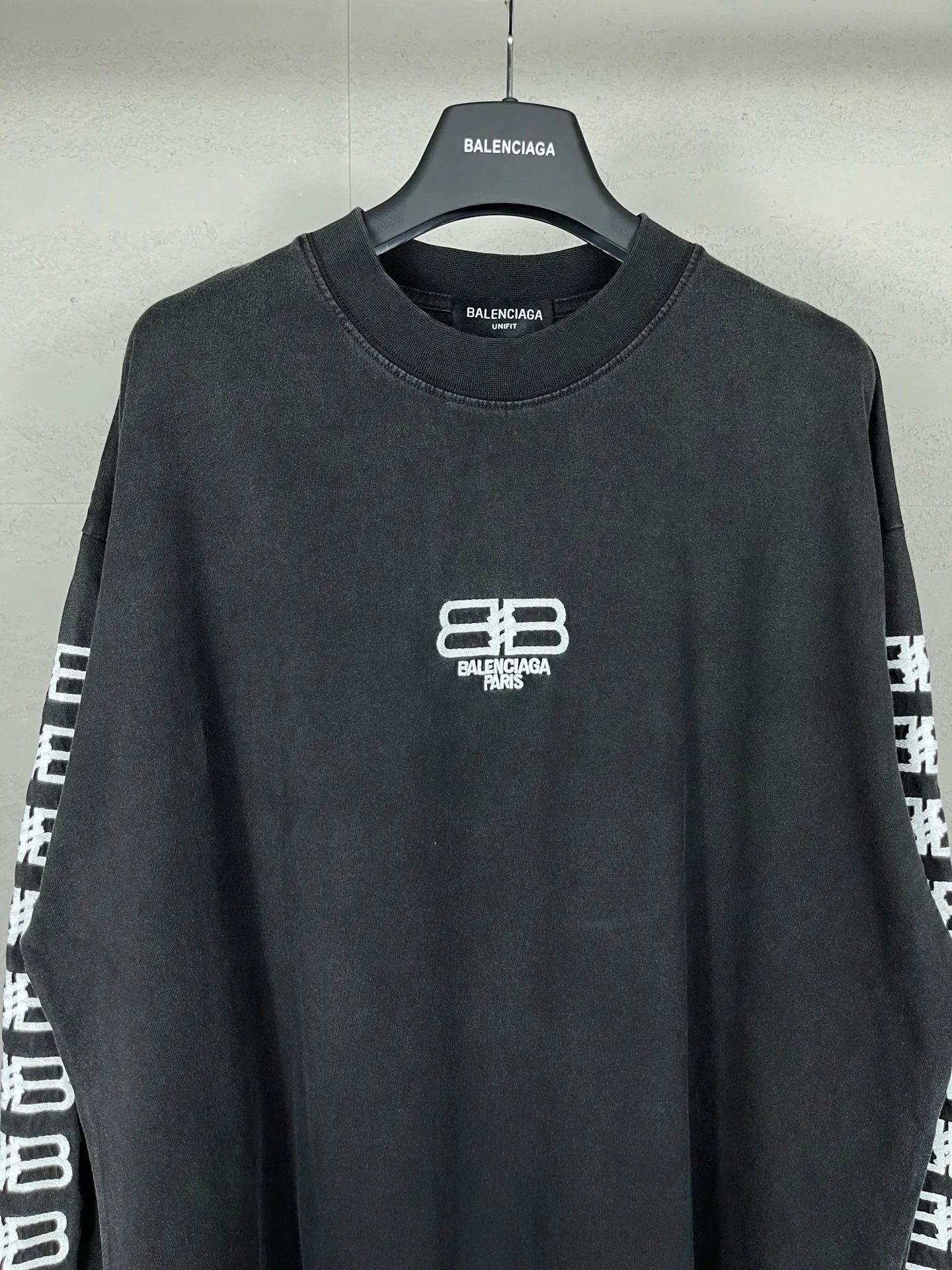 🅿️210 Real photos [Top version. Official website quality] BALENCI*GA/Paris. BB embroidery washed and distressed long-sleeved T-shirt. Brick cabinet synchronization. The fabric is made of Paris ZP custom-woven and dyed cotton double yarn compact cotton. The weight is 260 grams, the cloth surface is clean. The cloth pattern is clear, soft and comfortable. The threads are dyed with no color difference. The classic patterns are embroidered using imported embroidery machines. The effect is three-dimensional. Restored brick cabinets. Ready-made garments washed and distressed. Different market currency. Welcome to compare. The version adopts OS loose shoulder version. Same style for men and women. Code: BL225023 Color: Washed Black Size: XS S M L