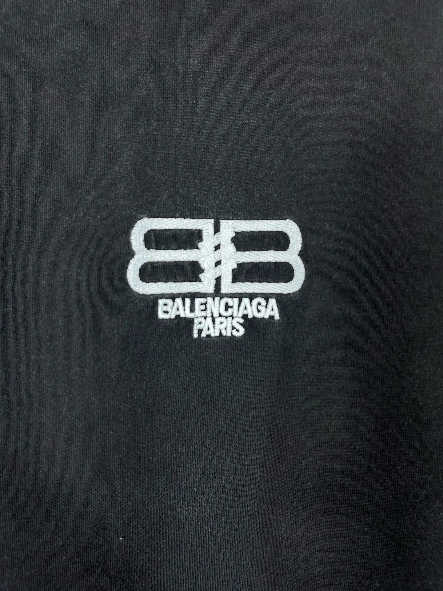 🅿️210 Real photos [Top version. Official website quality] BALENCI*GA/Paris. BB embroidery washed and distressed long-sleeved T-shirt. Brick cabinet synchronization. The fabric is made of Paris ZP custom-woven and dyed cotton double yarn compact cotton. The weight is 260 grams, the cloth surface is clean. The cloth pattern is clear, soft and comfortable. The threads are dyed with no color difference. The classic patterns are embroidered using imported embroidery machines. The effect is three-dimensional. Restored brick cabinets. Ready-made garments washed and distressed. Different market currency. Welcome to compare. The version adopts OS loose shoulder version. Same style for men and women. Code: BL225023 Color: Washed Black Size: XS S M L