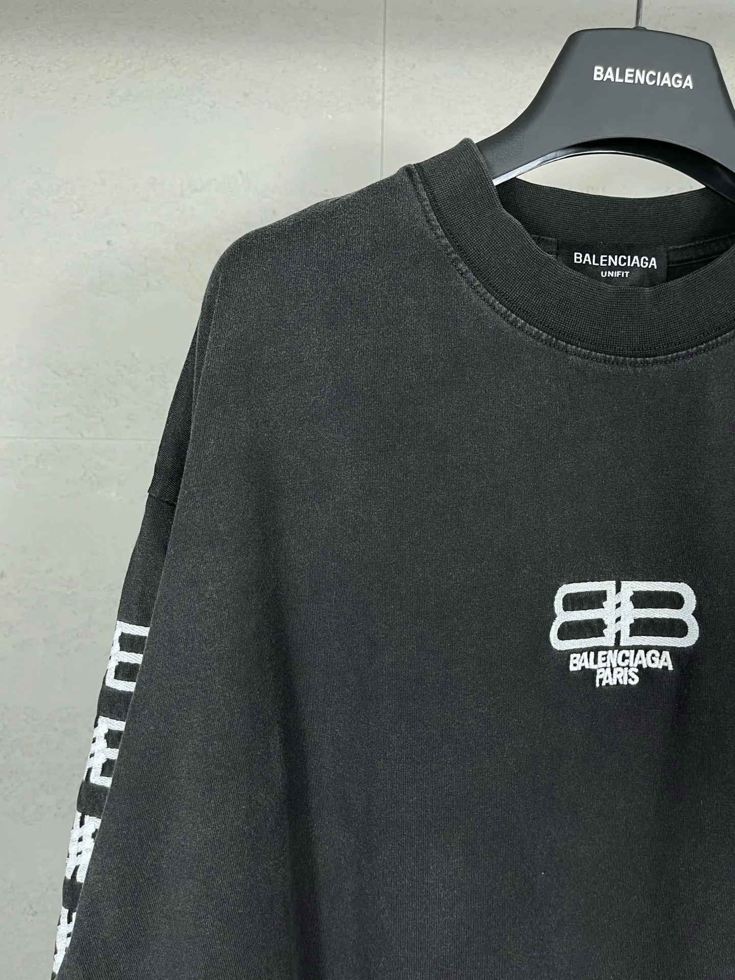 🅿️210 Real photos [Top version. Official website quality] BALENCI*GA/Paris. BB embroidery washed and distressed long-sleeved T-shirt. Brick cabinet synchronization. The fabric is made of Paris ZP custom-woven and dyed cotton double yarn compact cotton. The weight is 260 grams, the cloth surface is clean. The cloth pattern is clear, soft and comfortable. The threads are dyed with no color difference. The classic patterns are embroidered using imported embroidery machines. The effect is three-dimensional. Restored brick cabinets. Ready-made garments washed and distressed. Different market currency. Welcome to compare. The version adopts OS loose shoulder version. Same style for men and women. Code: BL225023 Color: Washed Black Size: XS S M L