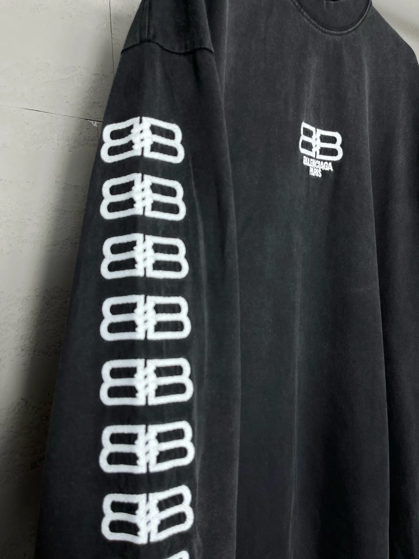 🅿️210 Real photos [Top version. Official website quality] BALENCI*GA/Paris. BB embroidery washed and distressed long-sleeved T-shirt. Brick cabinet synchronization. The fabric is made of Paris ZP custom-woven and dyed cotton double yarn compact cotton. The weight is 260 grams, the cloth surface is clean. The cloth pattern is clear, soft and comfortable. The threads are dyed with no color difference. The classic patterns are embroidered using imported embroidery machines. The effect is three-dimensional. Restored brick cabinets. Ready-made garments washed and distressed. Different market currency. Welcome to compare. The version adopts OS loose shoulder version. Same style for men and women. Code: BL225023 Color: Washed Black Size: XS S M L