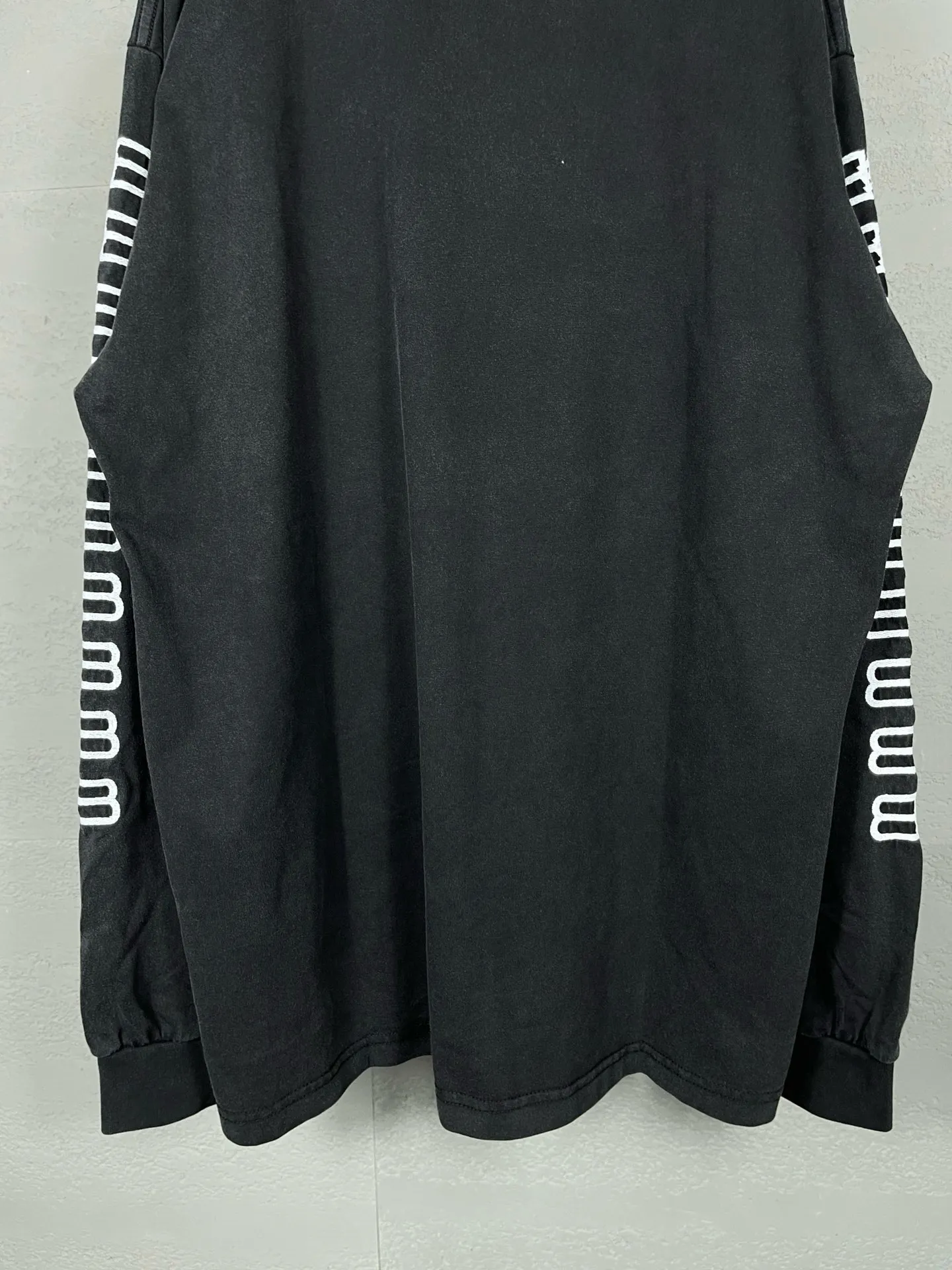 🅿️210 Real photos [Top version. Official website quality] BALENCI*GA/Paris. BB embroidery washed and distressed long-sleeved T-shirt. Brick cabinet synchronization. The fabric is made of Paris ZP custom-woven and dyed cotton double yarn compact cotton. The weight is 260 grams, the cloth surface is clean. The cloth pattern is clear, soft and comfortable. The threads are dyed with no color difference. The classic patterns are embroidered using imported embroidery machines. The effect is three-dimensional. Restored brick cabinets. Ready-made garments washed and distressed. Different market currency. Welcome to compare. The version adopts OS loose shoulder version. Same style for men and women. Code: BL225023 Color: Washed Black Size: XS S M L