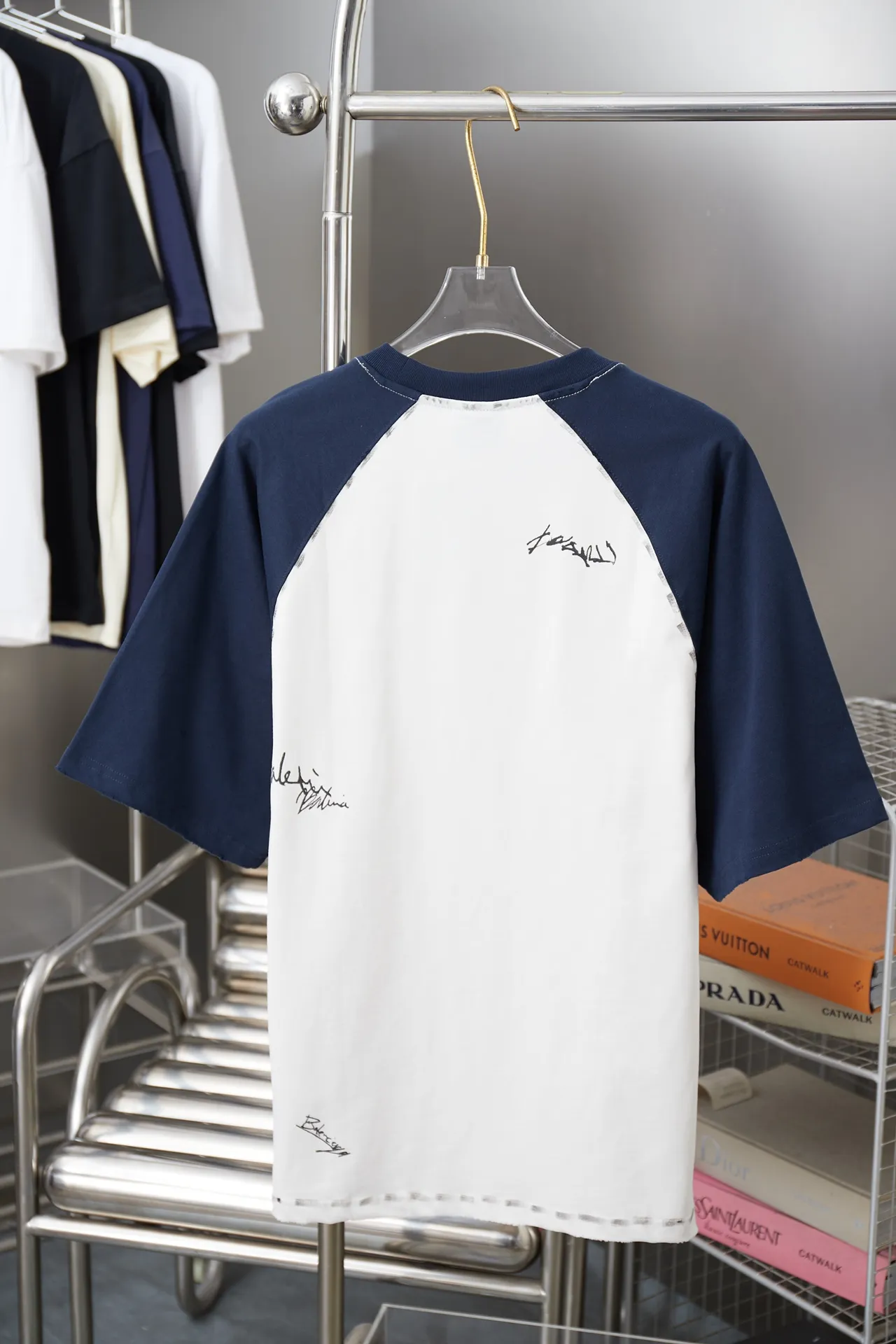 🅿️210 BALELE Balenciaga 25SS early spring new style Contrast color splicing letter logo embroidered short sleeves Light luxury essential item for daily commuting for men and women Correct version Welcome to compare Detailed features · 320g 100% pure cotton double yarn jersey fabric · Custom dyed in the same cylinder, special thickened 32 count double-strand 1X1 thread · Letter logo embroidery · Contrast color stitching on the sleeves · Double-needle sewing and cross-seam technology · Original main mark, washed tag, brand moisture-proof paper packaging Color: white/black/yellow Size: S/M/L/XL