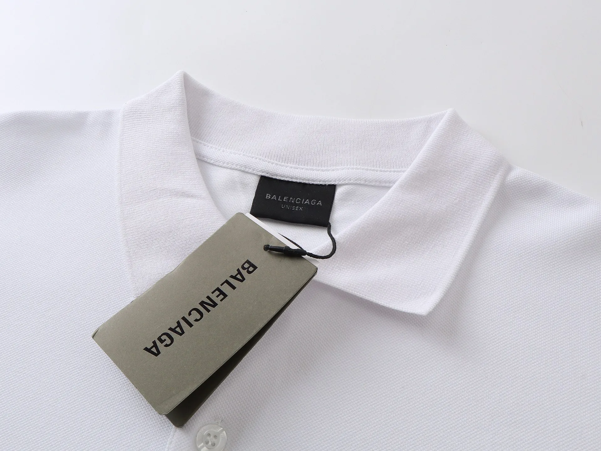 🅿️200 Actual pictures [Top version. Official website quality] BALENCI*GA/Paris #2025 new style, Paris classic LOGO double B embroidered POLO shirt, pure cotton rib cuffs, welcome to compare! The fabric is made of Paris ZP custom-woven and dyed cotton pique, with a weight of 260 grams. The cloth surface is clean. The cloth pattern is clear, soft and comfortable. The threads are woven and dyed with no color difference. The embroidered LOGO is embroidered using imported Tajima embroidery machine. The effect is three-dimensional. Restore the brick cabinet, adopt OS loose shoulder style. Same style for men and women. Coding: BL252205 Color: black, white Size: XS S M L