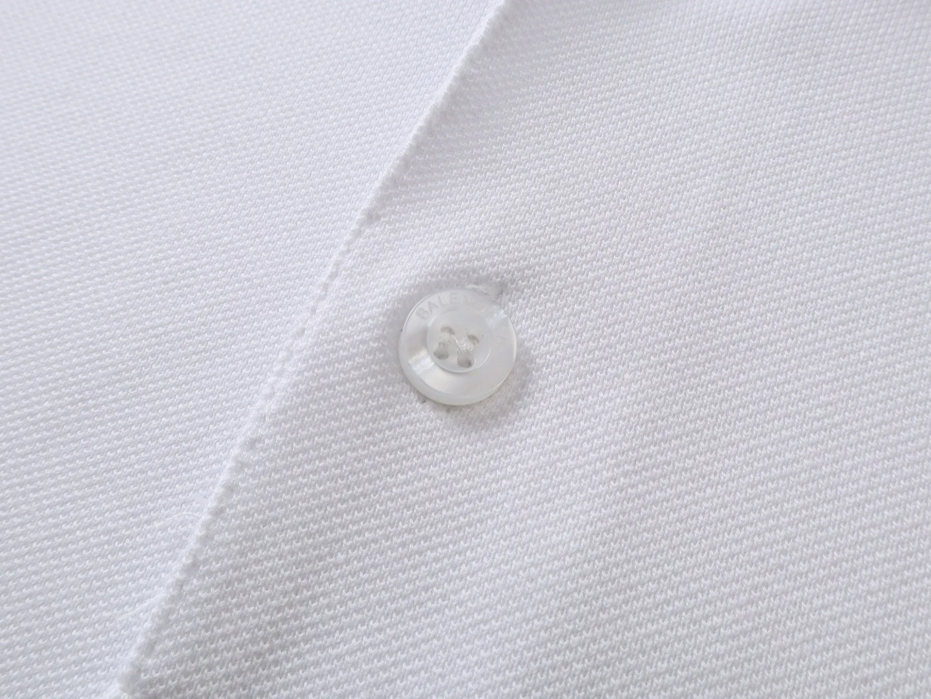 🅿️200 Actual pictures [Top version. Official website quality] BALENCI*GA/Paris #2025 new style, Paris classic LOGO double B embroidered POLO shirt, pure cotton rib cuffs, welcome to compare! The fabric is made of Paris ZP custom-woven and dyed cotton pique, with a weight of 260 grams. The cloth surface is clean. The cloth pattern is clear, soft and comfortable. The threads are woven and dyed with no color difference. The embroidered LOGO is embroidered using imported Tajima embroidery machine. The effect is three-dimensional. Restore the brick cabinet, adopt OS loose shoulder style. Same style for men and women. Coding: BL252205 Color: black, white Size: XS S M L
