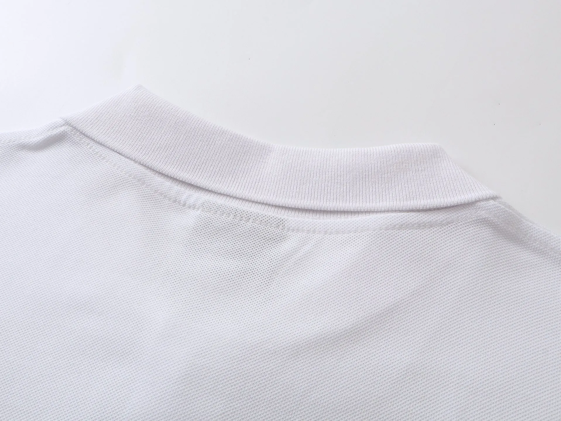 🅿️200 Actual pictures [Top version. Official website quality] BALENCI*GA/Paris #2025 new style, Paris classic LOGO double B embroidered POLO shirt, pure cotton rib cuffs, welcome to compare! The fabric is made of Paris ZP custom-woven and dyed cotton pique, with a weight of 260 grams. The cloth surface is clean. The cloth pattern is clear, soft and comfortable. The threads are woven and dyed with no color difference. The embroidered LOGO is embroidered using imported Tajima embroidery machine. The effect is three-dimensional. Restore the brick cabinet, adopt OS loose shoulder style. Same style for men and women. Coding: BL252205 Color: black, white Size: XS S M L