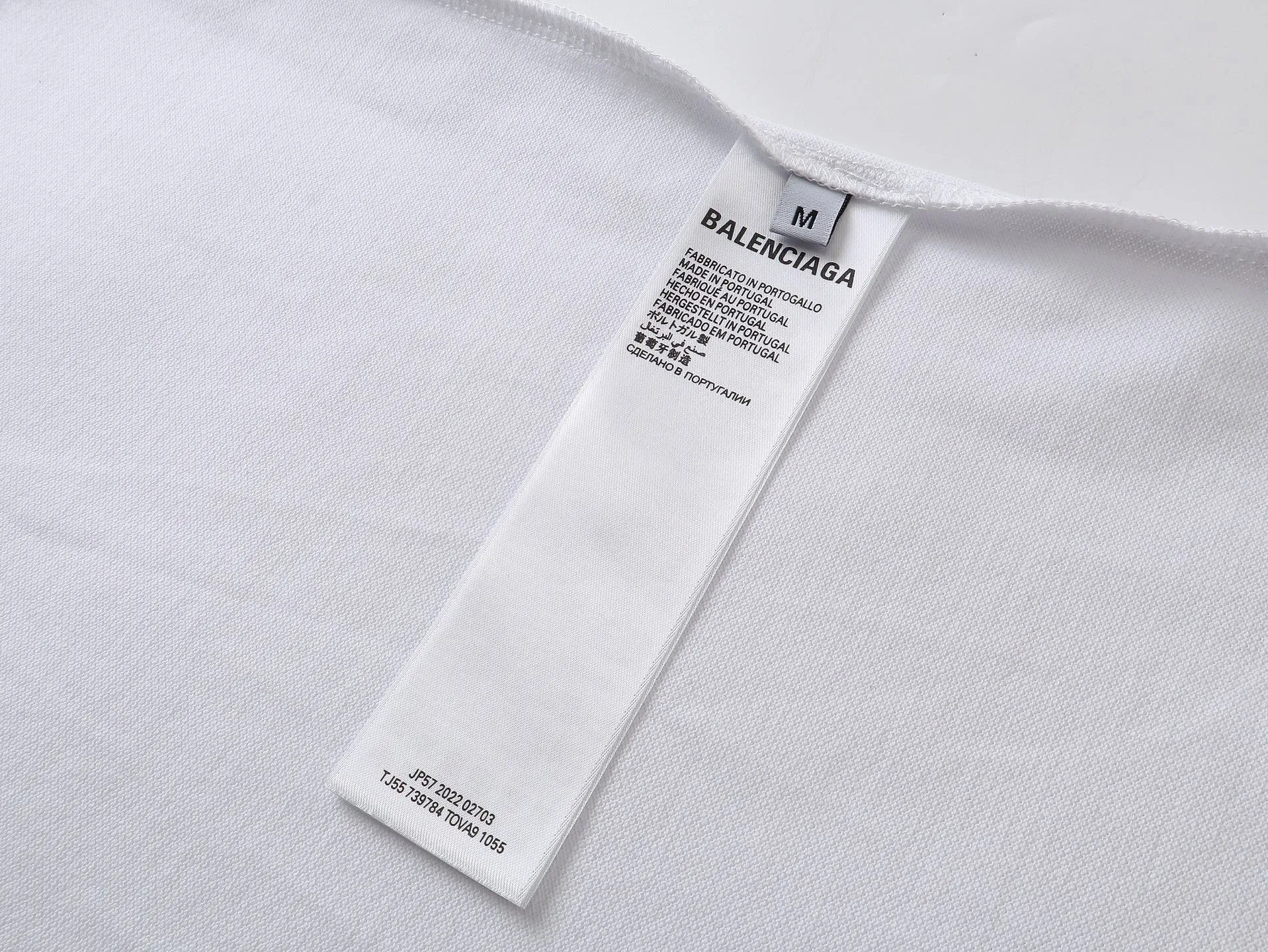 🅿️200 Actual pictures [Top version. Official website quality] BALENCI*GA/Paris #2025 new style, Paris classic LOGO double B embroidered POLO shirt, pure cotton rib cuffs, welcome to compare! The fabric is made of Paris ZP custom-woven and dyed cotton pique, with a weight of 260 grams. The cloth surface is clean. The cloth pattern is clear, soft and comfortable. The threads are woven and dyed with no color difference. The embroidered LOGO is embroidered using imported Tajima embroidery machine. The effect is three-dimensional. Restore the brick cabinet, adopt OS loose shoulder style. Same style for men and women. Coding: BL252205 Color: black, white Size: XS S M L