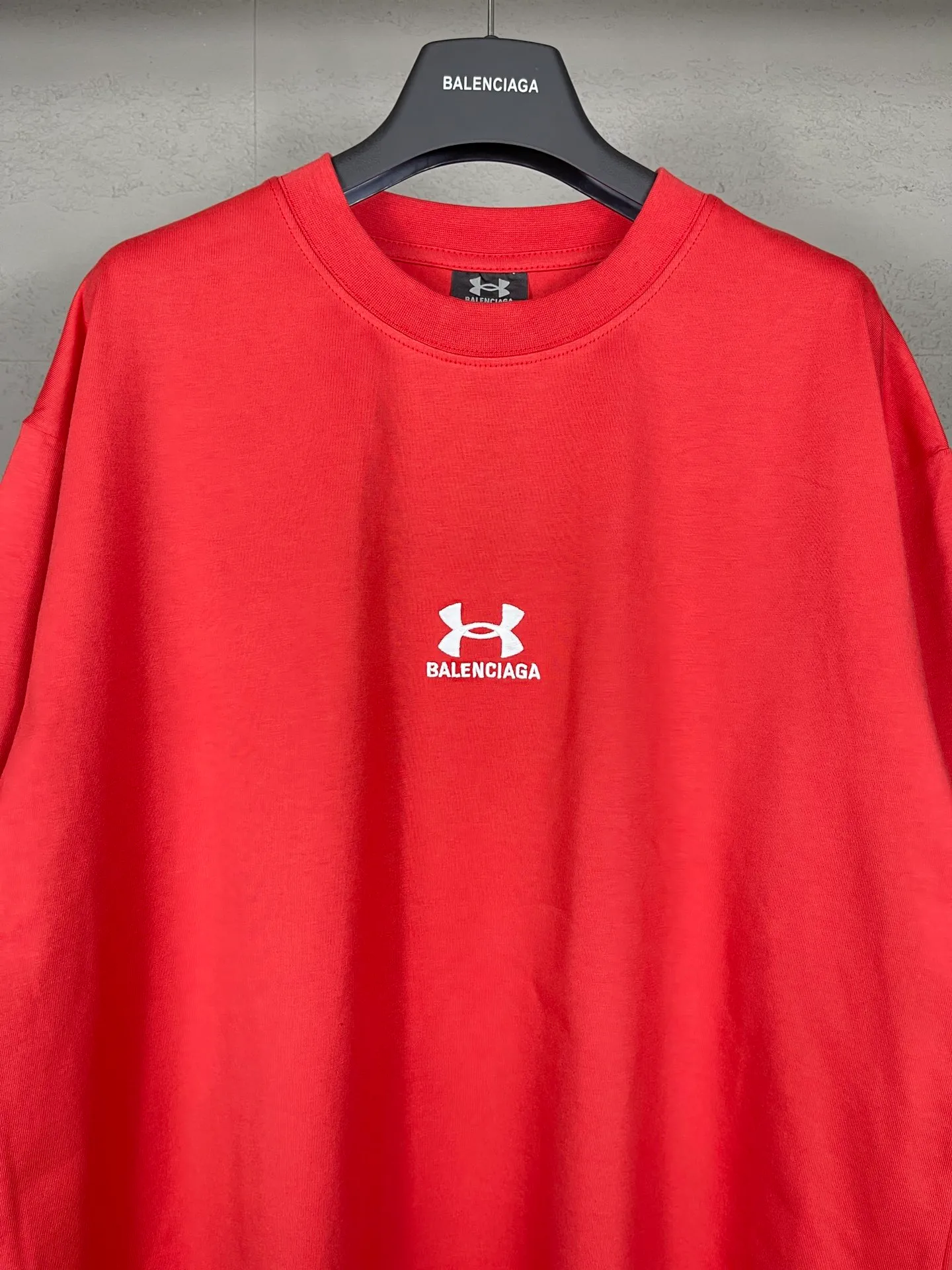 🅿️186 Real photos [Top version. Official website quality] BALENCI*GA/Paris joint Under Armor front and rear embroidered short-sleeved T-shirt # SS24 latest model. Research and development at the first time, different market currencies. Comparisons welcome. The fabric is made of Paris ZP custom-woven and dyed cotton double yarn. Weighing 260 grams, the cloth surface is clean. The cloth pattern is clear, soft and comfortable. The threads are dyed with no color difference. The classic LOGO pattern embroidery is embroidered by Tajima imported machine. The letters are clear, three-dimensional and without burrs. Jubie market produces pictures based on pictures. Welcome to compare. The version adopts OS loose shoulder design. Same style for men and women. Code: BL223372 Color: black, red, size: XS S M L