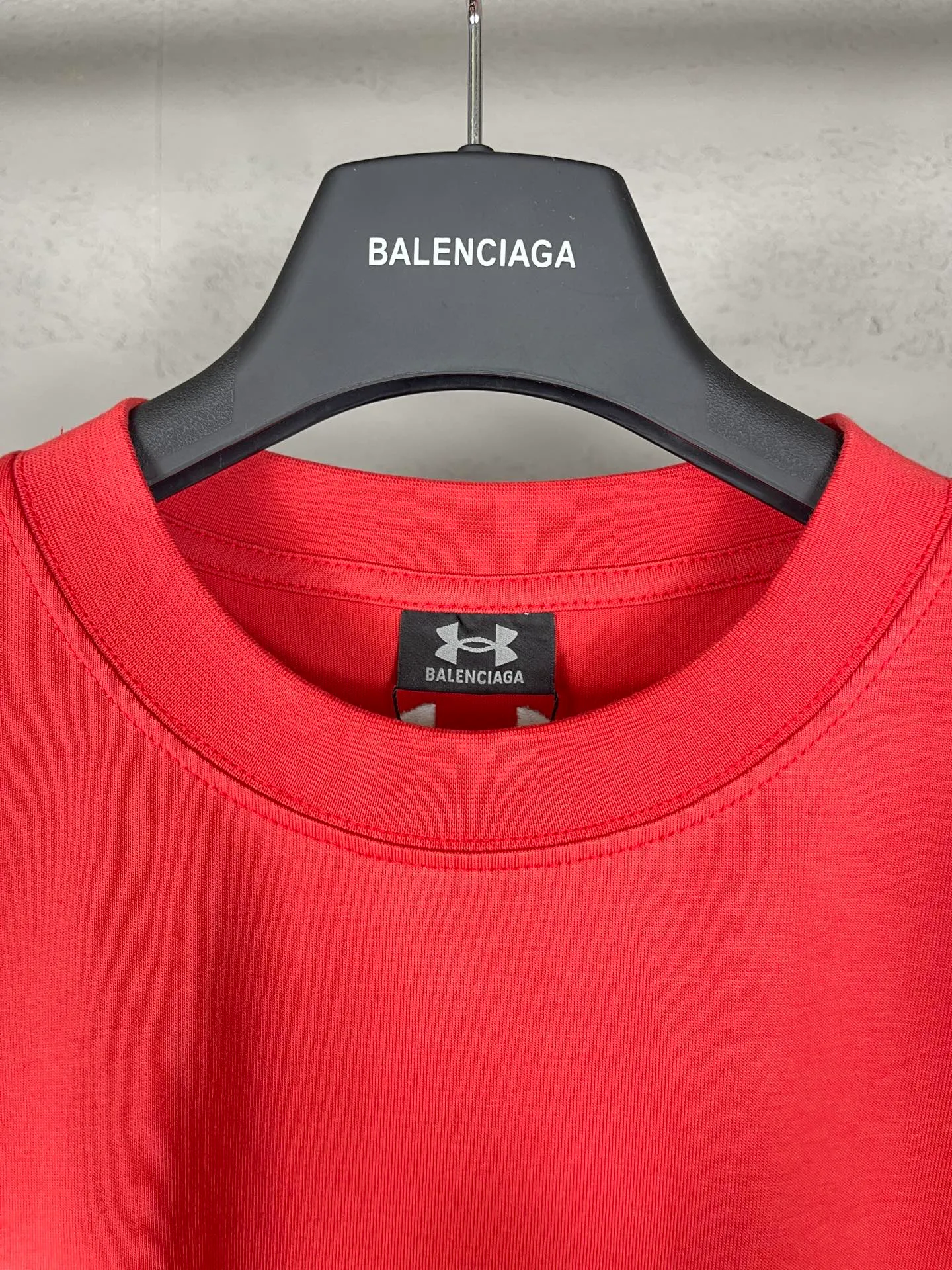🅿️186 Real photos [Top version. Official website quality] BALENCI*GA/Paris joint Under Armor front and rear embroidered short-sleeved T-shirt # SS24 latest model. Research and development at the first time, different market currencies. Comparisons welcome. The fabric is made of Paris ZP custom-woven and dyed cotton double yarn. Weighing 260 grams, the cloth surface is clean. The cloth pattern is clear, soft and comfortable. The threads are dyed with no color difference. The classic LOGO pattern embroidery is embroidered by Tajima imported machine. The letters are clear, three-dimensional and without burrs. Jubie market produces pictures based on pictures. Welcome to compare. The version adopts OS loose shoulder design. Same style for men and women. Code: BL223372 Color: black, red, size: XS S M L