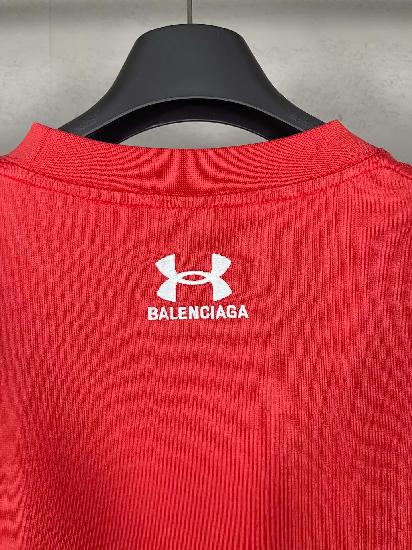 🅿️186 Real photos [Top version. Official website quality] BALENCI*GA/Paris joint Under Armor front and rear embroidered short-sleeved T-shirt # SS24 latest model. Research and development at the first time, different market currencies. Comparisons welcome. The fabric is made of Paris ZP custom-woven and dyed cotton double yarn. Weighing 260 grams, the cloth surface is clean. The cloth pattern is clear, soft and comfortable. The threads are dyed with no color difference. The classic LOGO pattern embroidery is embroidered by Tajima imported machine. The letters are clear, three-dimensional and without burrs. Jubie market produces pictures based on pictures. Welcome to compare. The version adopts OS loose shoulder design. Same style for men and women. Code: BL223372 Color: black, red, size: XS S M L