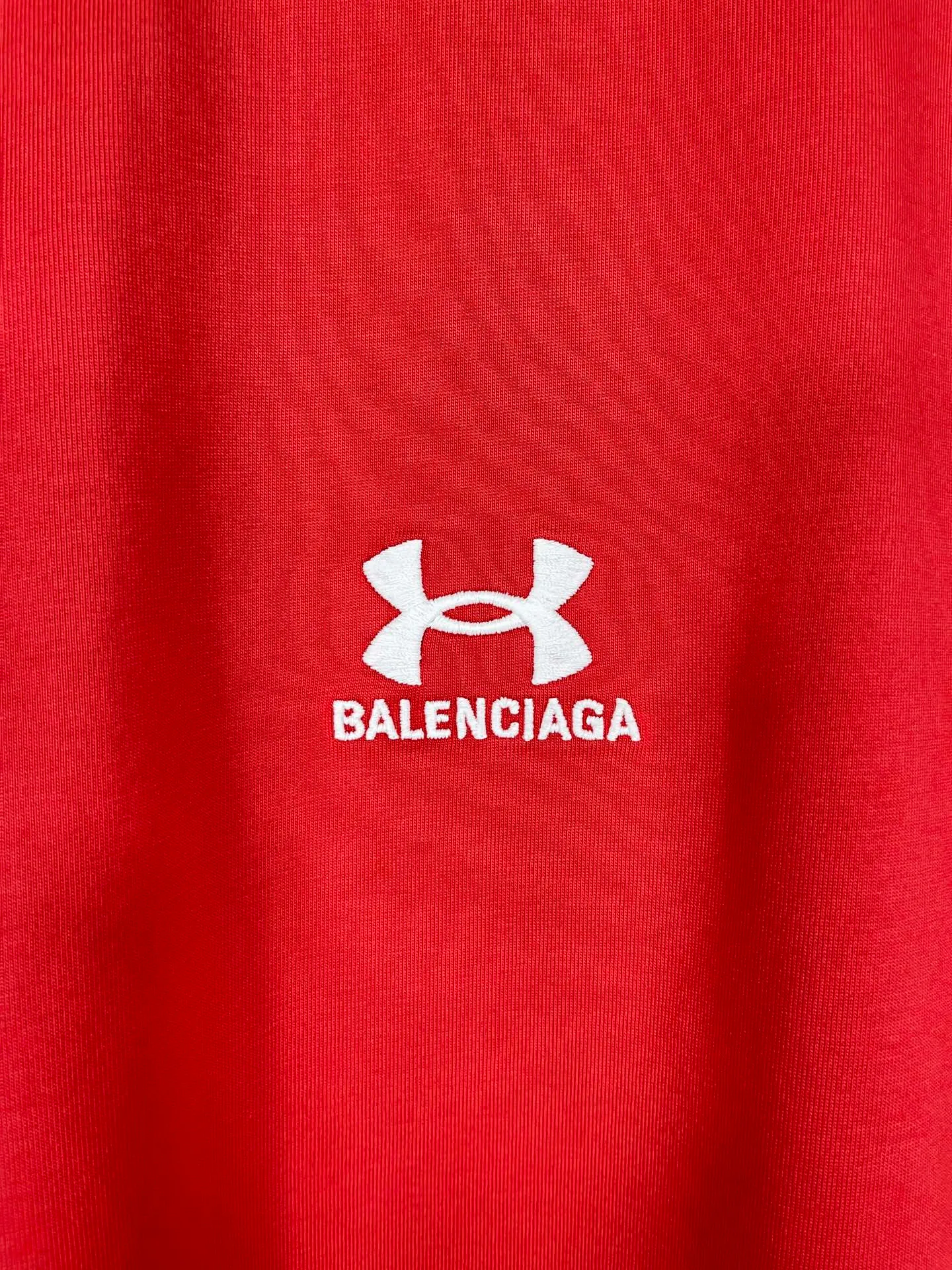 🅿️186 Real photos [Top version. Official website quality] BALENCI*GA/Paris joint Under Armor front and rear embroidered short-sleeved T-shirt # SS24 latest model. Research and development at the first time, different market currencies. Comparisons welcome. The fabric is made of Paris ZP custom-woven and dyed cotton double yarn. Weighing 260 grams, the cloth surface is clean. The cloth pattern is clear, soft and comfortable. The threads are dyed with no color difference. The classic LOGO pattern embroidery is embroidered by Tajima imported machine. The letters are clear, three-dimensional and without burrs. Jubie market produces pictures based on pictures. Welcome to compare. The version adopts OS loose shoulder design. Same style for men and women. Code: BL223372 Color: black, red, size: XS S M L