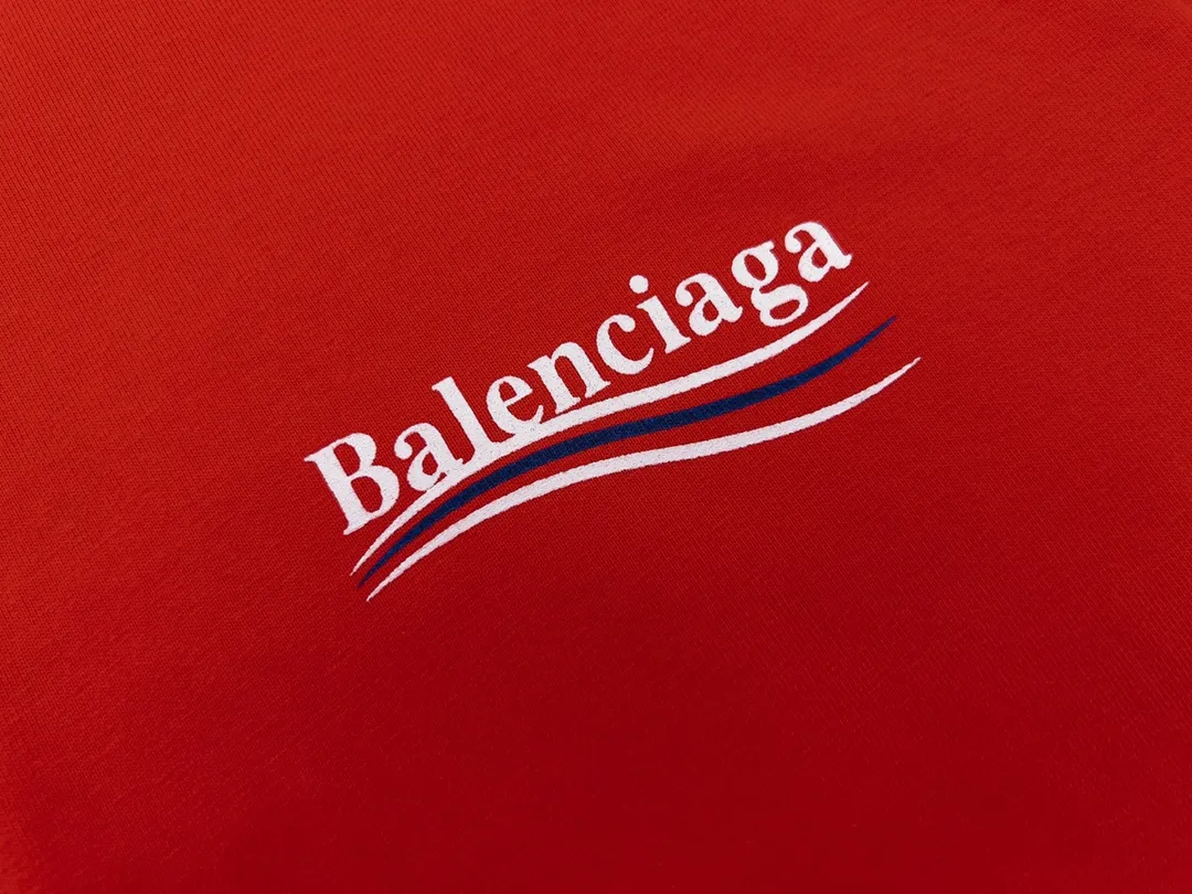 🅿️166 Detailed picture [Top version. Official website quality] BALENCI*GA/Paris #Classic, Coke printed short-sleeved T-shirt# The fabric is made of Paris ZP custom-woven and dyed cotton double yarn. Weighing 260 grams, the cloth surface is clean. The cloth pattern is clear, soft and comfortable. The threads are dyed with no color difference. The classic pattern printing uses environmentally friendly imported glue and precision stencil. The letters are clear. No burrs. The three-dimensional effect is strong. All colors are synchronized with the brick cabinets, custom woven and dyed, and will not fade. Different market currencies. The version adopts OS loose shoulder style. Same style for men and women. Code: BL223029 Color: white, black, yellow, red, gray, gray orchid, blue, military green, navy. Size: XS to L