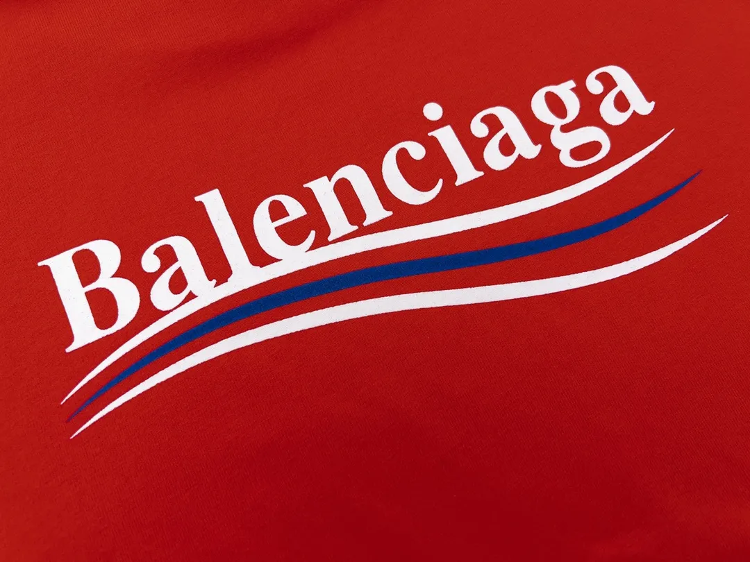 🅿️166 Detailed picture [Top version. Official website quality] BALENCI*GA/Paris #Classic, Coke printed short-sleeved T-shirt# The fabric is made of Paris ZP custom-woven and dyed cotton double yarn. Weighing 260 grams, the cloth surface is clean. The cloth pattern is clear, soft and comfortable. The threads are dyed with no color difference. The classic pattern printing uses environmentally friendly imported glue and precision stencil. The letters are clear. No burrs. The three-dimensional effect is strong. All colors are synchronized with the brick cabinets, custom woven and dyed, and will not fade. Different market currencies. The version adopts OS loose shoulder style. Same style for men and women. Code: BL223029 Color: white, black, yellow, red, gray, gray orchid, blue, military green, navy. Size: XS to L