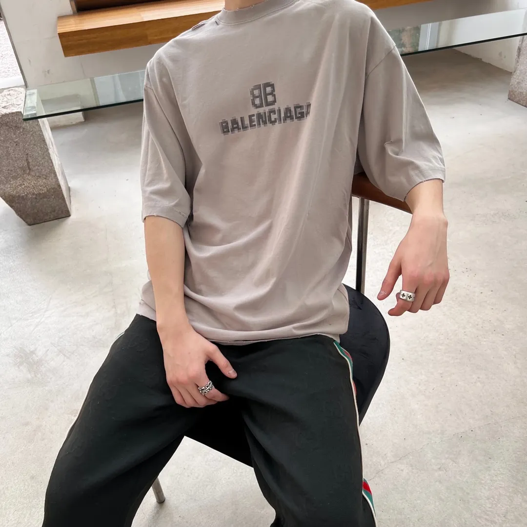 ♻️💯Upper body reference model picture❤️Top tested version Balenciaga BALENCIAGA 22S early spring new fashion hole phantom mosaic blurred letters loose short-sleeved T-shirt for men and women The custom-made original 260g 32-count double-ply fabric has extremely high fabric density. The chest is printed with digital direct printing, which creates a blurry mathematical pattern with a dizzy effect. It restores the hazy gradient phantom printing of the English "Balenciaga" on the chest without any difference. The intercalated gray is a yarn-dyed fabric, and the yarn is dyed first and then woven. Feel free to compare.  The fabric necklines are all artificially drilled and distressed by hand. There are laser holes on the chest and back to ensure that the fabric will not wrinkle or deform when holes are made.  Size: XS-L P: 260