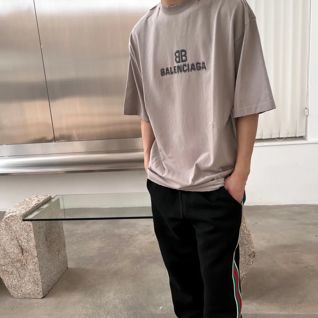 ♻️💯Upper body reference model picture❤️Top tested version Balenciaga BALENCIAGA 22S early spring new fashion hole phantom mosaic blurred letters loose short-sleeved T-shirt for men and women The custom-made original 260g 32-count double-ply fabric has extremely high fabric density. The chest is printed with digital direct printing, which creates a blurry mathematical pattern with a dizzy effect. It restores the hazy gradient phantom printing of the English "Balenciaga" on the chest without any difference. The intercalated gray is a yarn-dyed fabric, and the yarn is dyed first and then woven. Feel free to compare.  The fabric necklines are all artificially drilled and distressed by hand. There are laser holes on the chest and back to ensure that the fabric will not wrinkle or deform when holes are made.  Size: XS-L P: 260