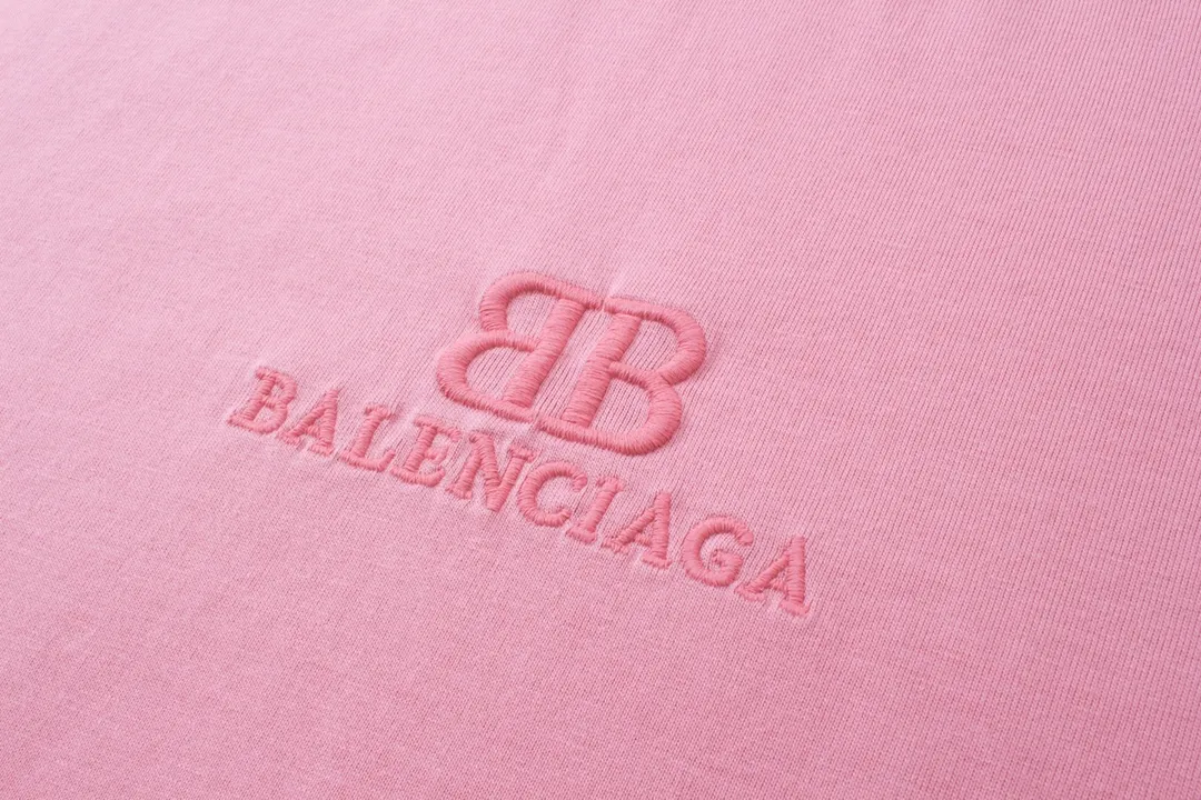 🅿️186 Detailed picture [Top version. Official website quality] BALENCI*GA/Paris BALENCI*GA# New model, classic LOGO embroidery, water-worn and damaged, distressed short-sleeved T-shirt. The pattern is synchronized with the brick cabinet. The old and worn ZP is the same, welcome to compare. The fabric is made of Paris ZP custom-woven and dyed 100% cotton double-yarn compact cotton. The weight is 260 grams. The cloth surface is clean. The cloth pattern is clear. Soft and comfortable. Good color fastness. Not easy to change color. The threads are woven and dyed with no color difference. The embroidery uses a Tajima embroidery machine, the letters are three-dimensional, and the ready-made garments are washed, worn and worn, and are extremely heavy-duty. Jubie market makes goods based on pictures. Comparisons welcome. Restore brick cabinet. The version adopts OS loose shoulder version. Same style for men and women. Code: BL223382 Color: Black. Pink Size: XS to L