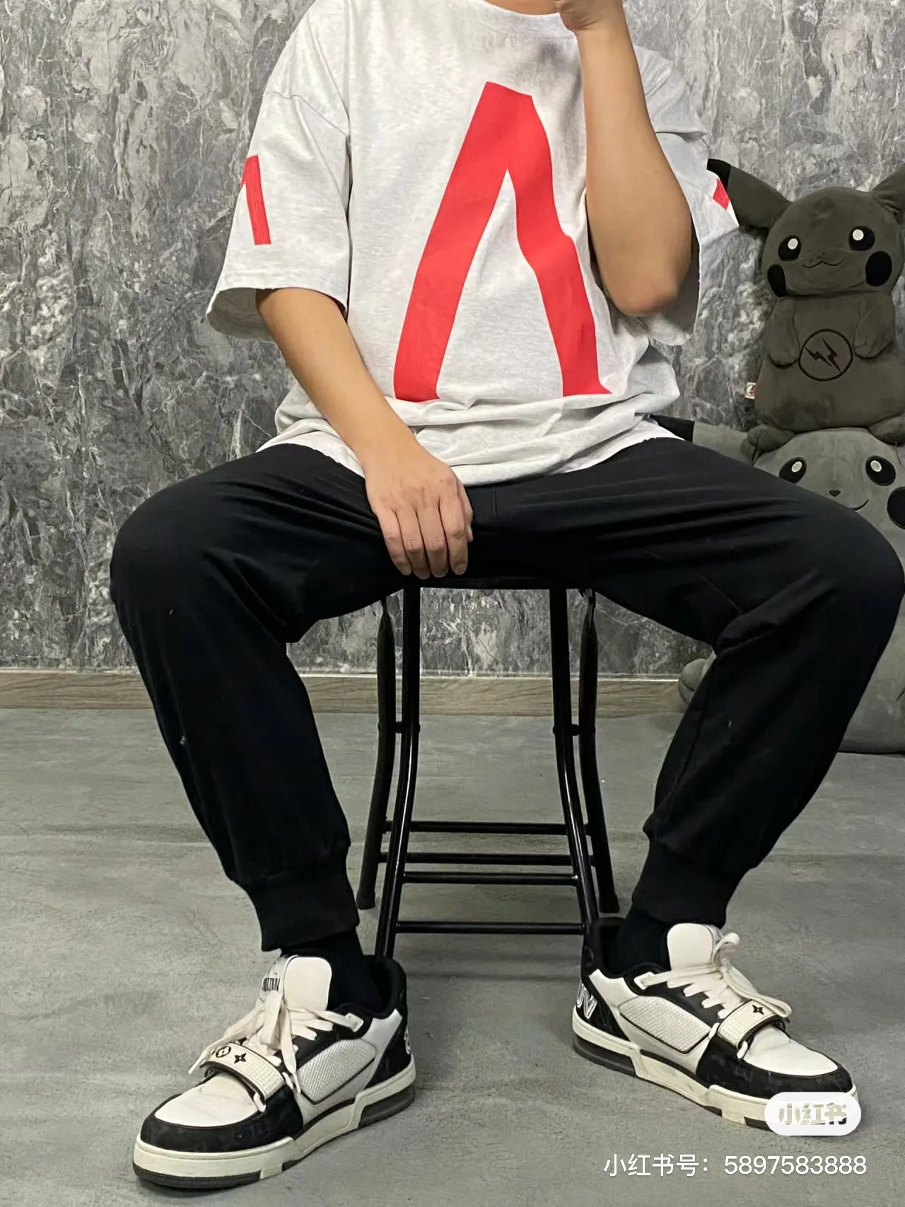 🎀Hot model pictures🎀[Updated] Top version [Supports NFC chip identification] BALENCIAGA - Balenciaga Inverted V music limited short-sleeved T-shirt, 32 pieces of double yarn, 320g - counter synchronization. Tortoise pattern printing on the front. Inverted V on the chest. Heavy washing and grinding. Detailed collars/cuffs/hems, etc. Many holes. Need to be polished by hand otherwise the effect of the garment will be irregular. Custom-woven and dyed fabrics have been washed twice to achieve a natural worn effect. The size of the letter spacing on the back panel is the same as the original version. It has a full sense of thickness and distinguishes the market currency. It is a hot-selling style in the market. The same style for men and women. Color: Black White Size: XS. S. M. LP: 280