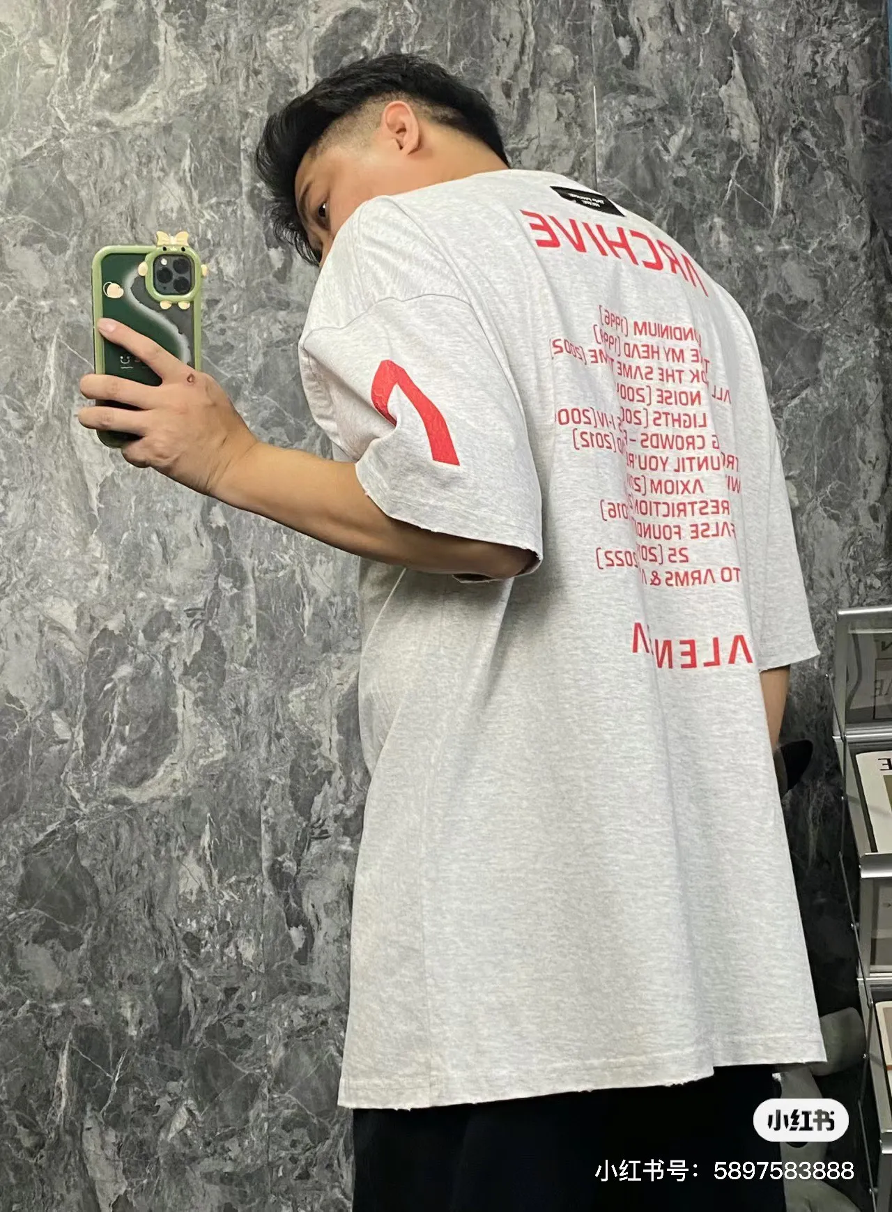 🎀Hot model pictures🎀[Updated] Top version [Supports NFC chip identification] BALENCIAGA - Balenciaga Inverted V music limited short-sleeved T-shirt, 32 pieces of double yarn, 320g - counter synchronization. Tortoise pattern printing on the front. Inverted V on the chest. Heavy washing and grinding. Detailed collars/cuffs/hems, etc. Many holes. Need to be polished by hand otherwise the effect of the garment will be irregular. Custom-woven and dyed fabrics have been washed twice to achieve a natural worn effect. The size of the letter spacing on the back panel is the same as the original version. It has a full sense of thickness and distinguishes the market currency. It is a hot-selling style in the market. The same style for men and women. Color: Black White Size: XS. S. M. LP: 280