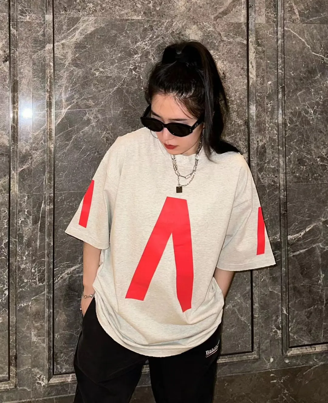 🎀Hot model pictures🎀[Updated] Top version [Supports NFC chip identification] BALENCIAGA - Balenciaga Inverted V music limited short-sleeved T-shirt, 32 pieces of double yarn, 320g - counter synchronization. Tortoise pattern printing on the front. Inverted V on the chest. Heavy washing and grinding. Detailed collars/cuffs/hems, etc. Many holes. Need to be polished by hand otherwise the effect of the garment will be irregular. Custom-woven and dyed fabrics have been washed twice to achieve a natural worn effect. The size of the letter spacing on the back panel is the same as the original version. It has a full sense of thickness and distinguishes the market currency. It is a hot-selling style in the market. The same style for men and women. Color: Black White Size: XS. S. M. LP: 280