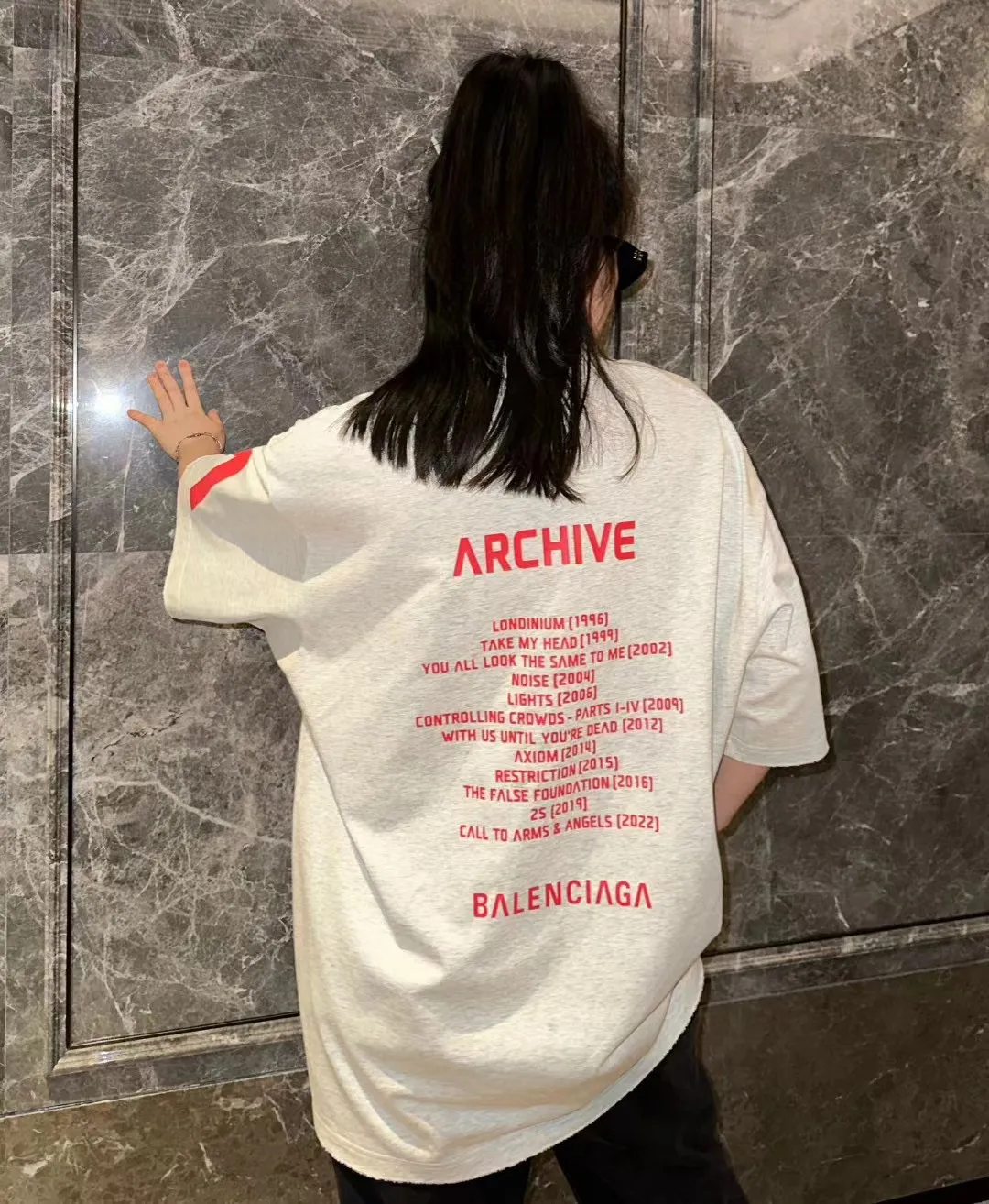 🎀Hot model pictures🎀[Updated] Top version [Supports NFC chip identification] BALENCIAGA - Balenciaga Inverted V music limited short-sleeved T-shirt, 32 pieces of double yarn, 320g - counter synchronization. Tortoise pattern printing on the front. Inverted V on the chest. Heavy washing and grinding. Detailed collars/cuffs/hems, etc. Many holes. Need to be polished by hand otherwise the effect of the garment will be irregular. Custom-woven and dyed fabrics have been washed twice to achieve a natural worn effect. The size of the letter spacing on the back panel is the same as the original version. It has a full sense of thickness and distinguishes the market currency. It is a hot-selling style in the market. The same style for men and women. Color: Black White Size: XS. S. M. LP: 280