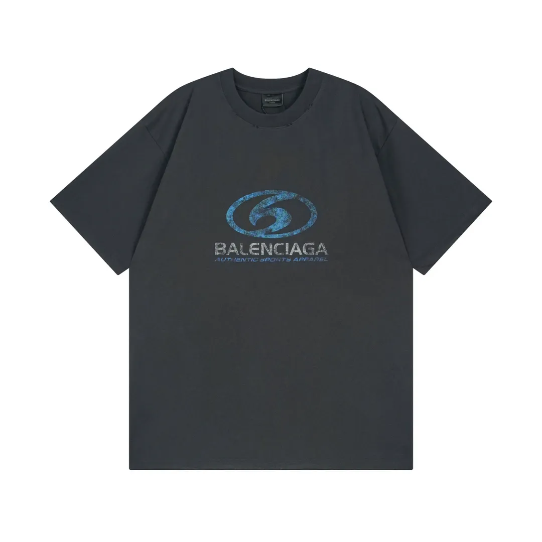 🅿️180 detailed pictures [Top version. Official website quality] BALENCI*GA/Paris. 2024 new style. New LOGO blurry LOGO direct-injection printing ready-made worn-out short-sleeved T-shirt, brick cabinet synchronization. Genuine product developed at the first time, happy to print and compare! The fabric is made of Paris ZP custom-woven and dyed cotton double yarn. Weighing 260 grams, the cloth surface is clean. The cloth pattern is clear, soft and comfortable. The threads are dyed with no color difference. The classic LOGO is printed using environmentally friendly imported materials, with clear straight-crack pattern letters and a three-dimensional effect. Restored brick cabinet. Ready-made garments are washed, worn and distressed. Different market currency. Welcome to compare. The version adopts OS loose shoulder style. Same style for men and women. Code: BL223329 Color: gray blue, beige. Size: XS to L