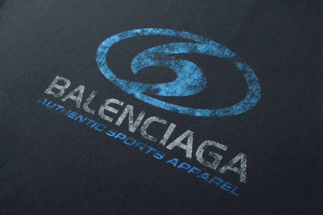 🅿️180 detailed pictures [Top version. Official website quality] BALENCI*GA/Paris. 2024 new style. New LOGO blurry LOGO direct-injection printing ready-made worn-out short-sleeved T-shirt, brick cabinet synchronization. Genuine product developed at the first time, happy to print and compare! The fabric is made of Paris ZP custom-woven and dyed cotton double yarn. Weighing 260 grams, the cloth surface is clean. The cloth pattern is clear, soft and comfortable. The threads are dyed with no color difference. The classic LOGO is printed using environmentally friendly imported materials, with clear straight-crack pattern letters and a three-dimensional effect. Restored brick cabinet. Ready-made garments are washed, worn and distressed. Different market currency. Welcome to compare. The version adopts OS loose shoulder style. Same style for men and women. Code: BL223329 Color: gray blue, beige. Size: XS to L
