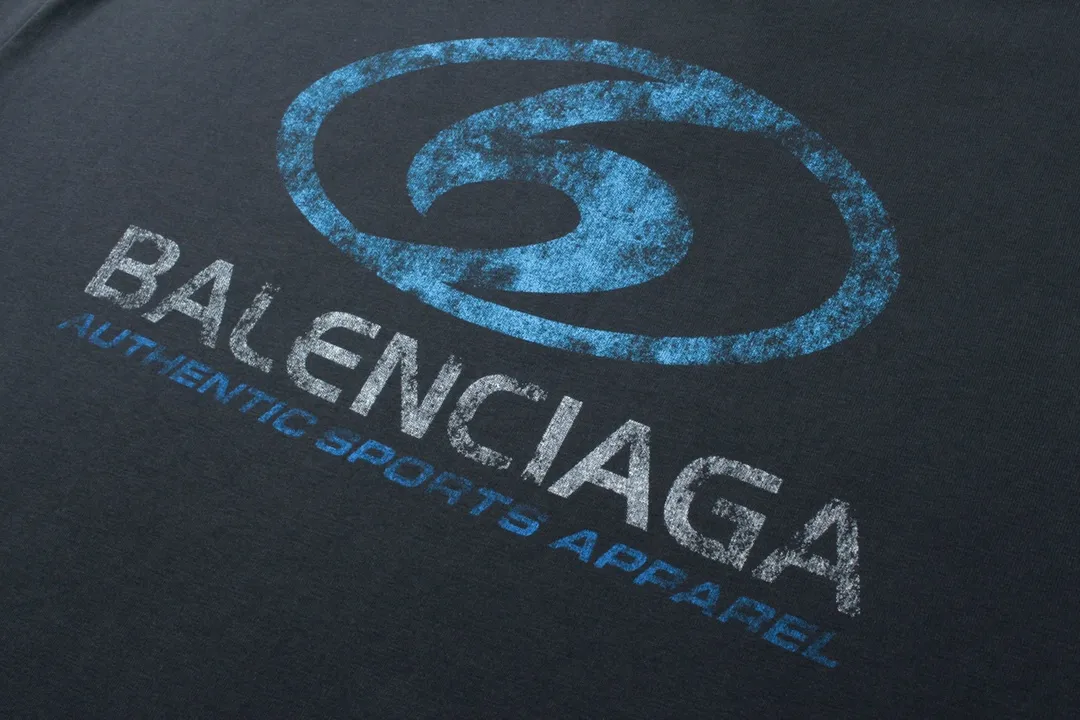 🅿️180 detailed pictures [Top version. Official website quality] BALENCI*GA/Paris. 2024 new style. New LOGO blurry LOGO direct-injection printing ready-made worn-out short-sleeved T-shirt, brick cabinet synchronization. Genuine product developed at the first time, happy to print and compare! The fabric is made of Paris ZP custom-woven and dyed cotton double yarn. Weighing 260 grams, the cloth surface is clean. The cloth pattern is clear, soft and comfortable. The threads are dyed with no color difference. The classic LOGO is printed using environmentally friendly imported materials, with clear straight-crack pattern letters and a three-dimensional effect. Restored brick cabinet. Ready-made garments are washed, worn and distressed. Different market currency. Welcome to compare. The version adopts OS loose shoulder style. Same style for men and women. Code: BL223329 Color: gray blue, beige. Size: XS to L