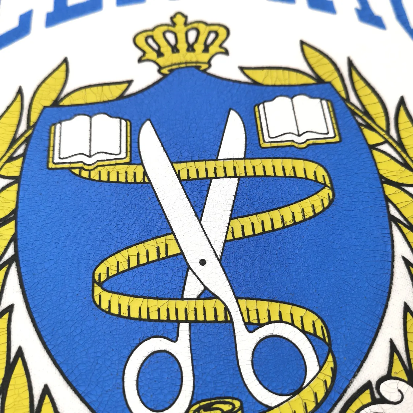 The white details of the 1917 shield are supplemented - the top tried version Balenciaga logo printed EST 1917 knitted T-shirt 2022 new style autumn and winter hoodie sweatshirt for men and women. The process adopts Kangli printing cracking effect. This crack is not a line pattern, but a three-dimensional burst pattern. How many versions on the market are based on pictures? Just make pictures, not craftsmanship? Without a version, it would be impossible to create the original flavor, and it would be almost pointless to brag! The front panel printing glue bursting effect uses imported transparent slurry to scrape the bottom to make the printing bursting feel uniform. (PS: If this process is missing, the printing will easily fall off in large areas after cracking) The fabric is made of 520g composite crystal velvet fabric, which is full of drape, loose and good on the skin. Color: black white Size: XS-L (maximum wear: 230 pounds) P:490