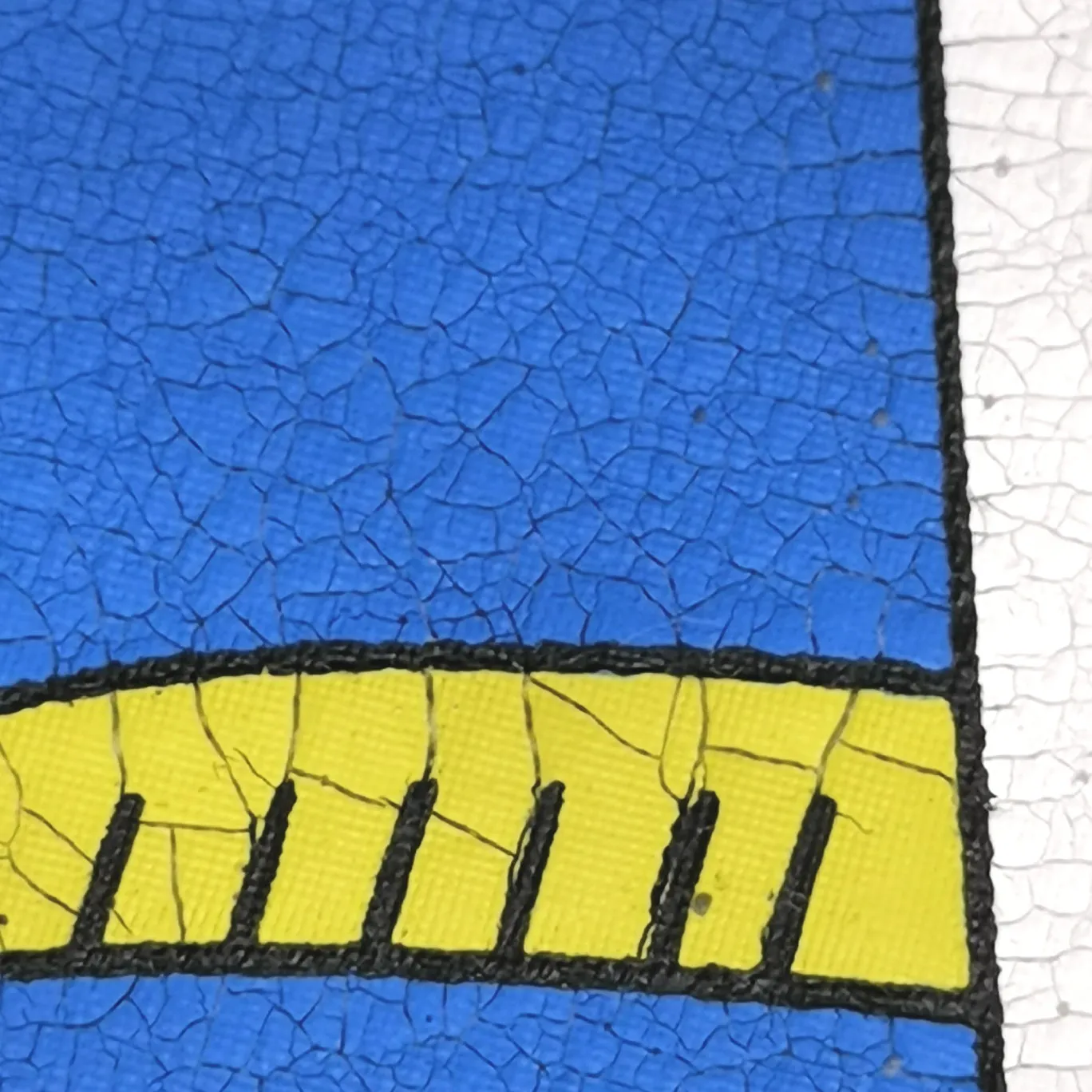 The white details of the 1917 shield are supplemented - the top tried version Balenciaga logo printed EST 1917 knitted T-shirt 2022 new style autumn and winter hoodie sweatshirt for men and women. The process adopts Kangli printing cracking effect. This crack is not a line pattern, but a three-dimensional burst pattern. How many versions on the market are based on pictures? Just make pictures, not craftsmanship? Without a version, it would be impossible to create the original flavor, and it would be almost pointless to brag! The front panel printing glue bursting effect uses imported transparent slurry to scrape the bottom to make the printing bursting feel uniform. (PS: If this process is missing, the printing will easily fall off in large areas after cracking) The fabric is made of 520g composite crystal velvet fabric, which is full of drape, loose and good on the skin. Color: black white Size: XS-L (maximum wear: 230 pounds) P:490