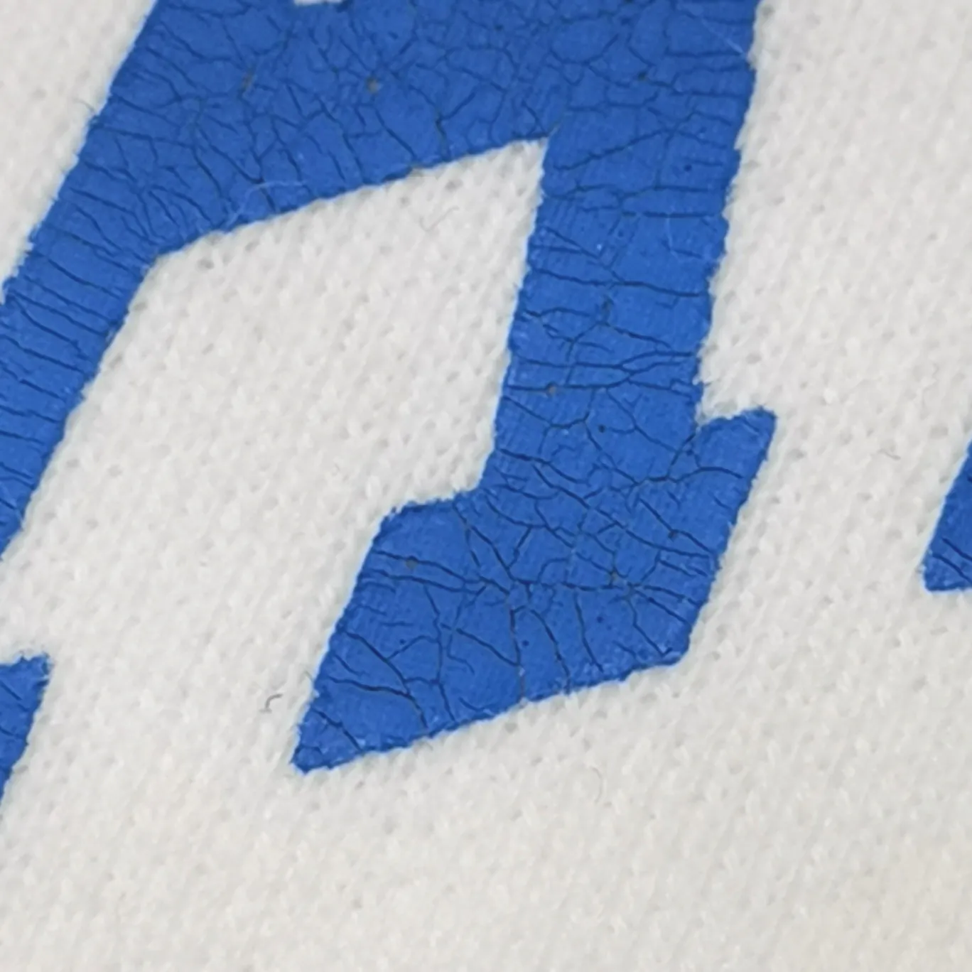 The white details of the 1917 shield are supplemented - the top tried version Balenciaga logo printed EST 1917 knitted T-shirt 2022 new style autumn and winter hoodie sweatshirt for men and women. The process adopts Kangli printing cracking effect. This crack is not a line pattern, but a three-dimensional burst pattern. How many versions on the market are based on pictures? Just make pictures, not craftsmanship? Without a version, it would be impossible to create the original flavor, and it would be almost pointless to brag! The front panel printing glue bursting effect uses imported transparent slurry to scrape the bottom to make the printing bursting feel uniform. (PS: If this process is missing, the printing will easily fall off in large areas after cracking) The fabric is made of 520g composite crystal velvet fabric, which is full of drape, loose and good on the skin. Color: black white Size: XS-L (maximum wear: 230 pounds) P:490
