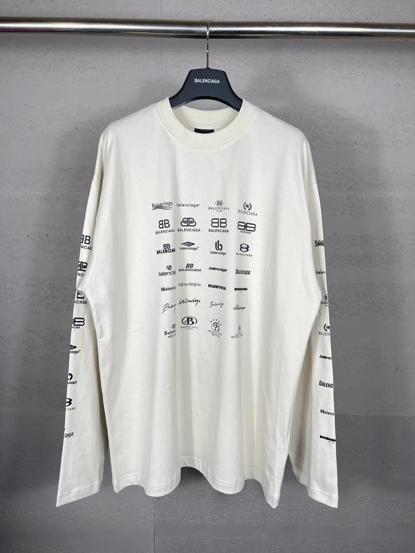 🅿️200 real photos [Top version. Official website quality] BALENCI*GA/Paris BALENCI*GA# 2024 spring and summer new style, printed with classic LOGO collection long-sleeved T-shirt. 2024 spring and summer new product. Brick cabinet synchronization. Welcome to compare. The fabric is made of Paris ZP custom-woven and dyed 100% cotton double yarn compact cotton. The weight is 260 grams, the cloth surface is clean, the cloth texture is clear, soft and comfortable. The color fastness is good. It is not easy to change color. The threads are woven and dyed with no color difference. The printing uses imported environmentally friendly rubber paddles, precision stencils, fine LOGO letters, clear letters, no burrs, and a three-dimensional effect. Restore brick cabinet. The version adopts OS loose shoulder style. Same style for men and women. Code: BL225005 Color: black, beige, pink, smoky gray, white Size: XS S M L
