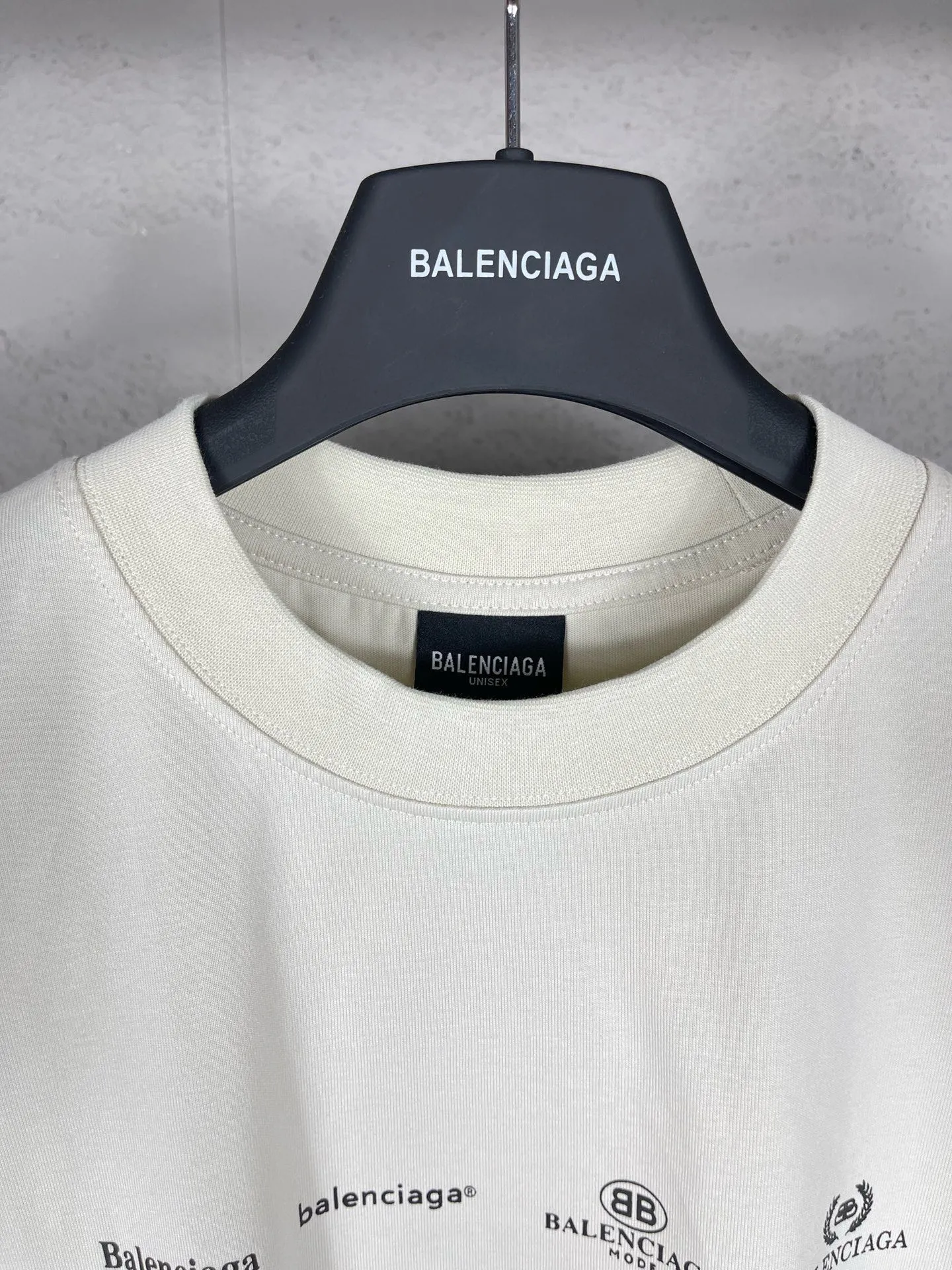 🅿️200 real photos [Top version. Official website quality] BALENCI*GA/Paris BALENCI*GA# 2024 spring and summer new style, printed with classic LOGO collection long-sleeved T-shirt. 2024 spring and summer new product. Brick cabinet synchronization. Welcome to compare. The fabric is made of Paris ZP custom-woven and dyed 100% cotton double yarn compact cotton. The weight is 260 grams, the cloth surface is clean, the cloth texture is clear, soft and comfortable. The color fastness is good. It is not easy to change color. The threads are woven and dyed with no color difference. The printing uses imported environmentally friendly rubber paddles, precision stencils, fine LOGO letters, clear letters, no burrs, and a three-dimensional effect. Restore brick cabinet. The version adopts OS loose shoulder style. Same style for men and women. Code: BL225005 Color: black, beige, pink, smoky gray, white Size: XS S M L